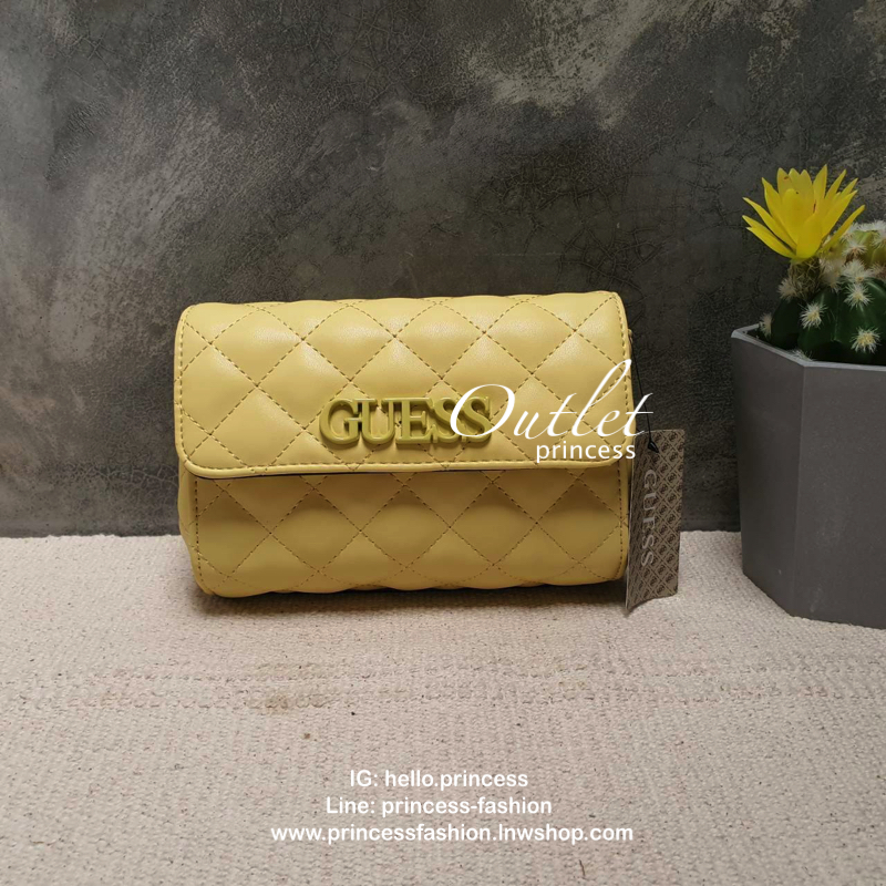Guess elliana Crossbody Belt Bag รุ่นนี้ได้ทั้งสะพายยาวและคาดเอวค่ะ ด้านหน้าติดโลโก้แบรนด์สีตามหนังกระเป๋า หนังเป็นลายตาราง เปิดปิดด้วยกระดุมแม่เหล็ก ด้านในบุผ้าลายโลโก้แบรนด์ ด้านหลังมีที่สอดสายสำหรับคล้องเอว รุ่นนี้มีสายยาวให้ทั้ง 2 เส้นสำหรับต่างโอกาสค