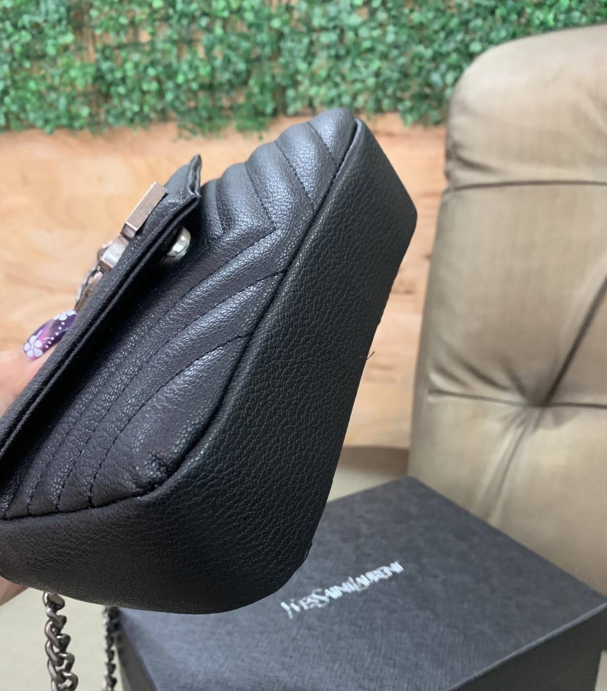 VIP 】SAINT LAURENT CLASSIC BABY COLLEGE MONOGRAM CHAIN BAG IN BLACK MATELASSE LEATHER VIP GIFT WITH PURCHASE (GWP) พรีเมี่ยมกิ้ฟ Limited Edition จาก YSL DUTY FREE COUNTER กระเป๋าสะพายรูปทรงน่ารัก ดีไซต์มาใหม่สำหรับสาวก SAINT LAURENT มีหูจับเกร๋ๆ ที่ด้านบน