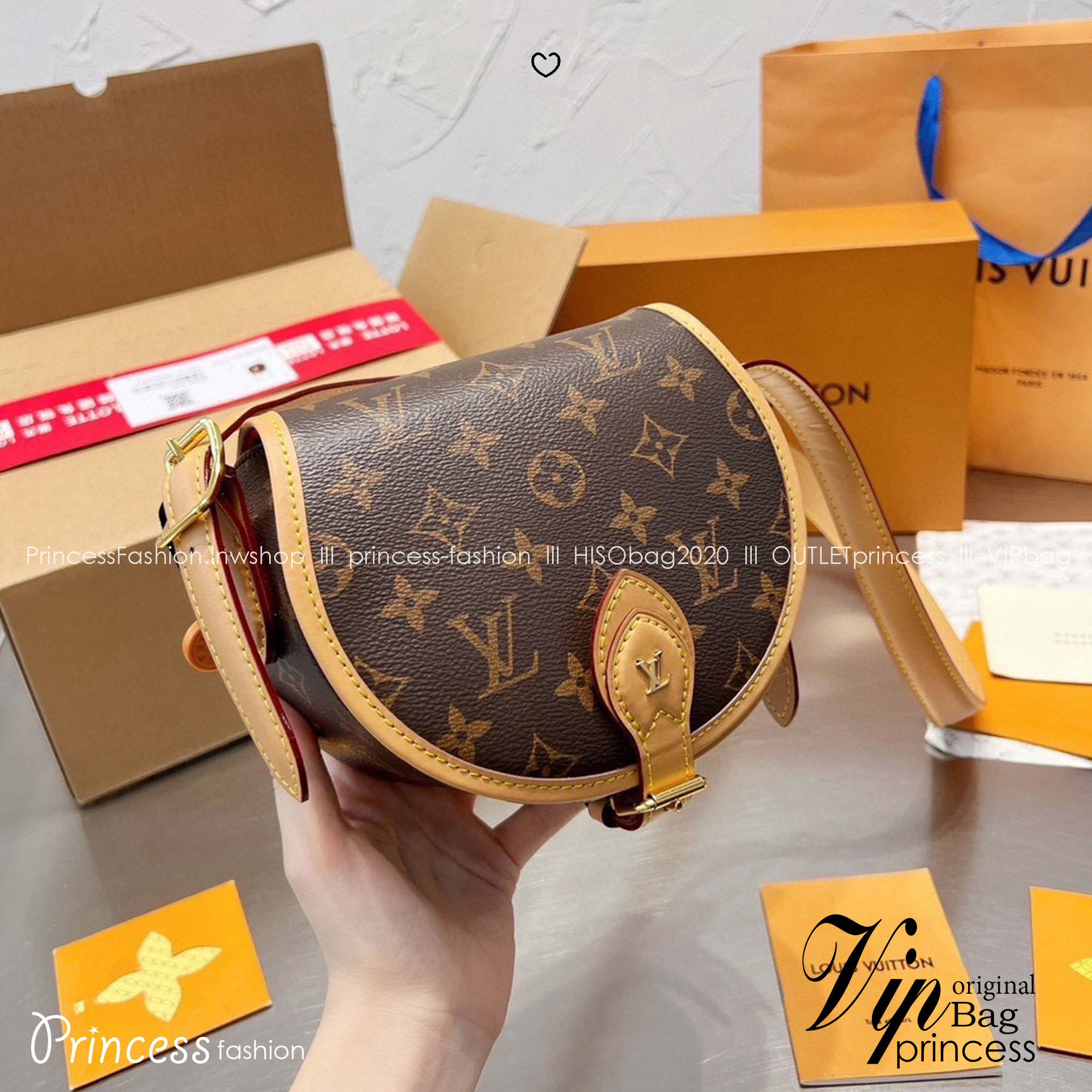 LV Tambourine Monogram Canvas Bag กระเป๋าสะพายทรงสวย ใบเล็กน่ารัก ดีไซน์คลาสสิค วัสดุหนังแคนวาส เปิด-ปิดกระเป๋าด้วยอะไหล่สายคาด สายสะพายในตัว ปรับได้