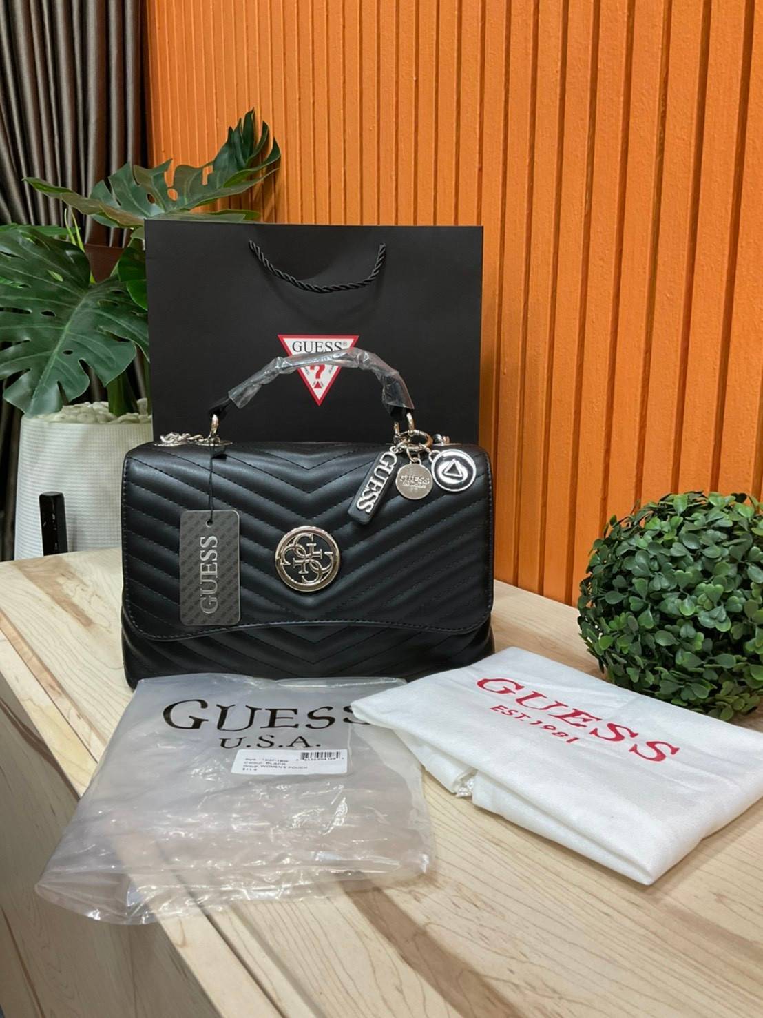 ของแท้ 💯% 】GUESS BLAKELY TOP HANDLE FLAP BAG กระเป๋สะพายรุ่นใหม่ล่าสุด รุ่นยอดนิยมสวยอยู่ทรง วัสดุหนังนิ่ม น้ำหนักเบา มีฐานกว้างตั้งอยู่ทรง ด้านหน้าประดับด้วยโลโก้แบรนด์สวยโดดเด่น