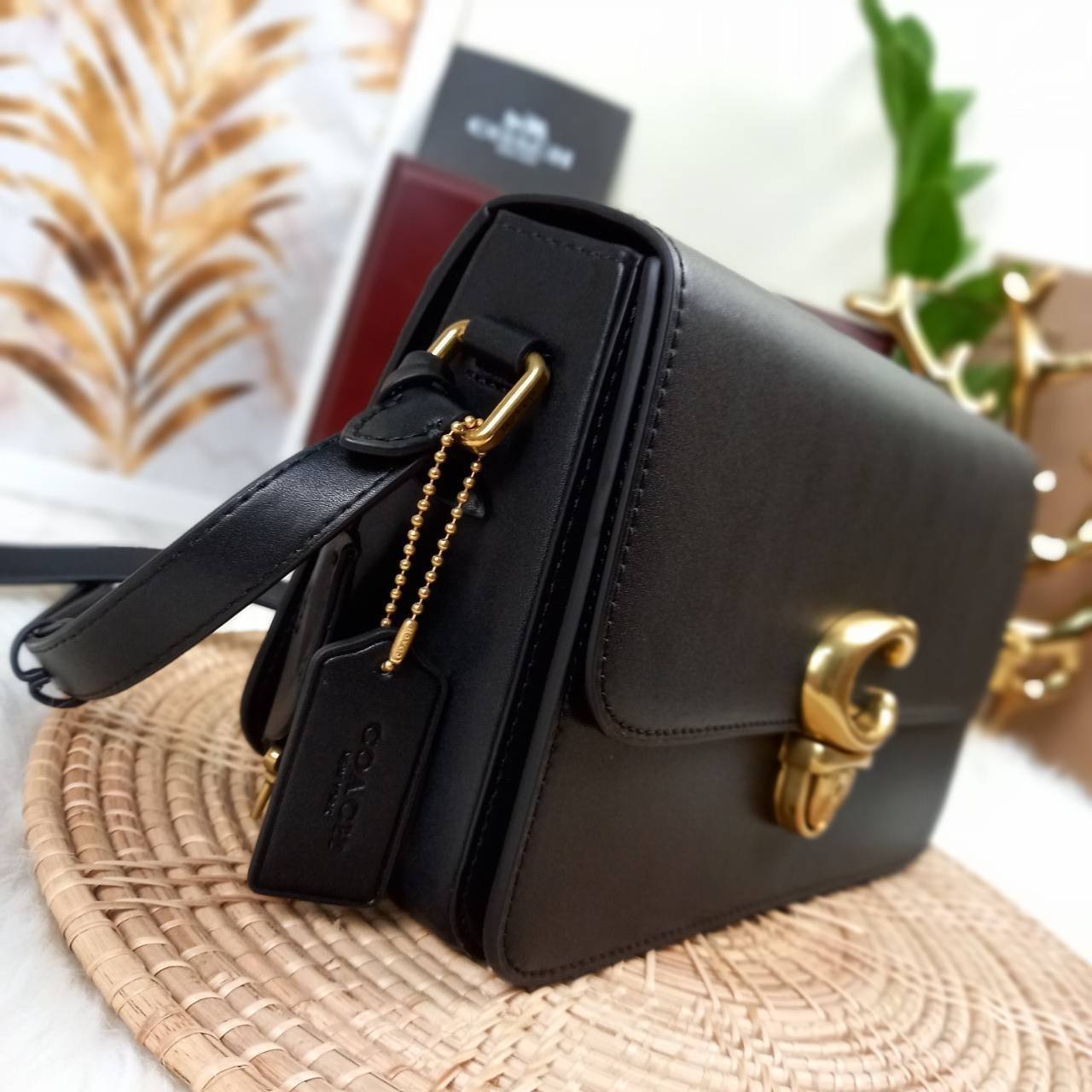 COACH STUDIO GLOVETANNED LEATHER SHOULDER BAG (C6641)🌺ห้ามพลาดเด็ดขาด!! สวยละมุน เรียบหรู ดูแพงสุดๆ!! //กระเป๋าถือ กระเป๋าสะพาย ดีไซน์เนี้ยบ! เฉียบมาก!// วัสดุหนังแท้ หนังเรียบเต็มใบ อยู่ทรง สวยมากๆ ดีเทลเรียบหรู ผู้ดีสุดๆ!// ด้านหน้าเปิด-ปิดด้วยต