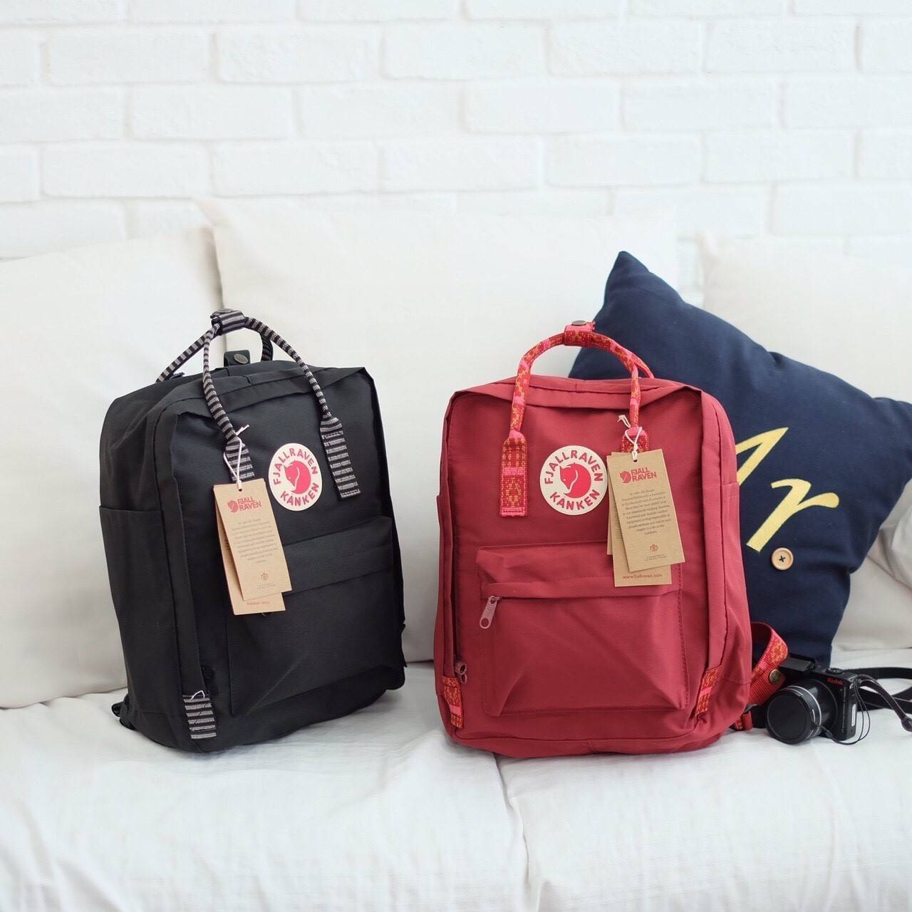 Kanken backpack กระเป๋าเป้สุดฮิต คุณสมบัติมีความทนทานสูงและสามารถกันน้ำ ทำจากเส้นใยพิเศษ เรียกว่า Vinylon-F มีซิปกลางที่เปิดเข้าไป ส่วนข้างในกระเป๋า ด้านในจะมีโฟมสำหรับรองแผ่นหลัง สะพาย สะพายสบายค่ะ เหมาะเป็นกระเป๋าเป้ที่สะพายไปโรงเรียน วันว่างสบายๆ หรือเ