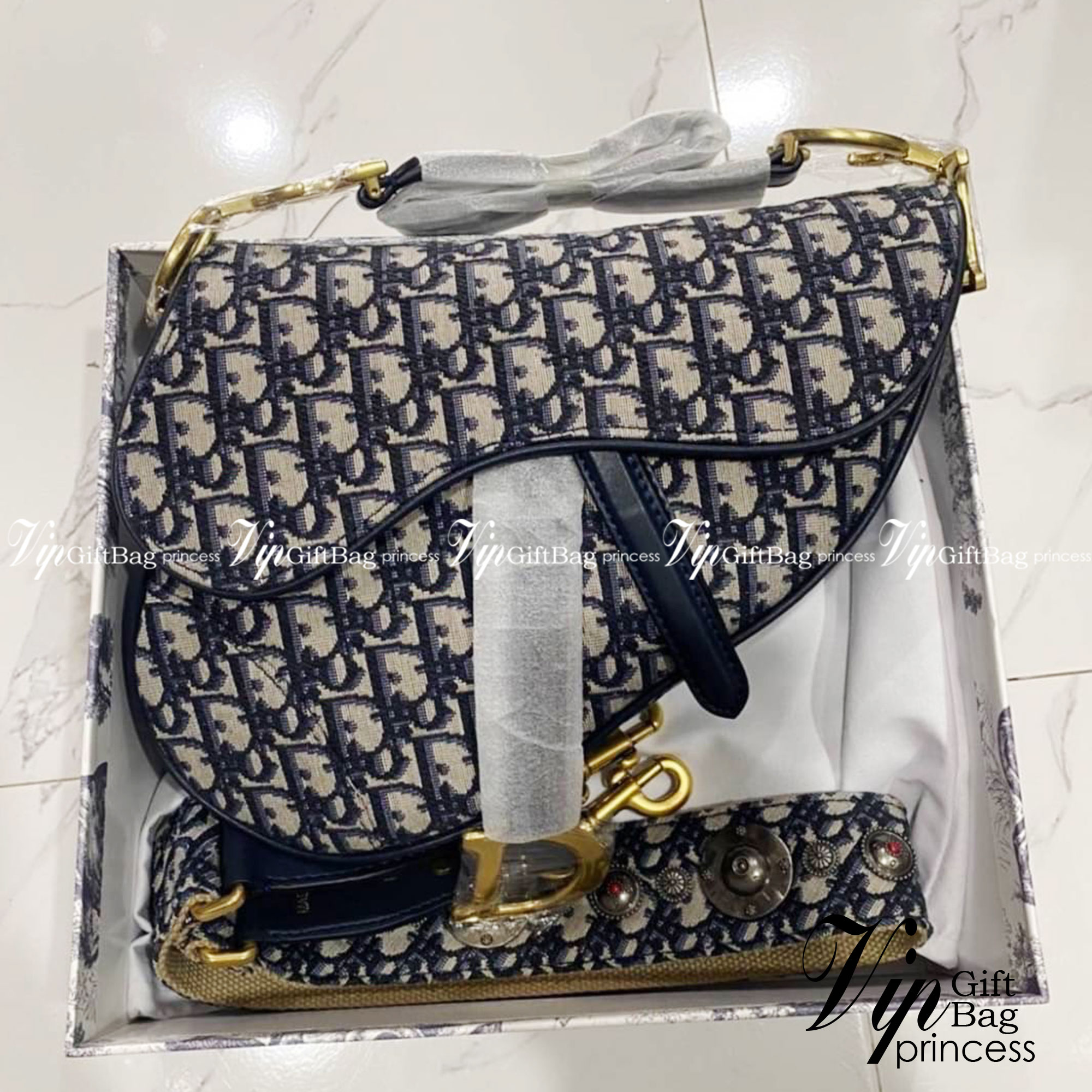 DIOR Saddle Bag Oblique Embroidery กระเป๋ารุ่นยอดนิยม ตามแบบฉบับแบรนด์ งานผ้าแจ็คการ์ดลาย Oblique ลูกเล่นห้อยด้วยตัวอักษร D ตรงหูหิ้วมีกิมมิค CD สีทอง มาพร้อมสายสะพายครอสบอดี้ เรียกว่าจะถือก็ปั้วะ จะสะพายก็ปังไม่ไหว เก็บทุกรายละเอียดงานเป๊ะมากค่ะ