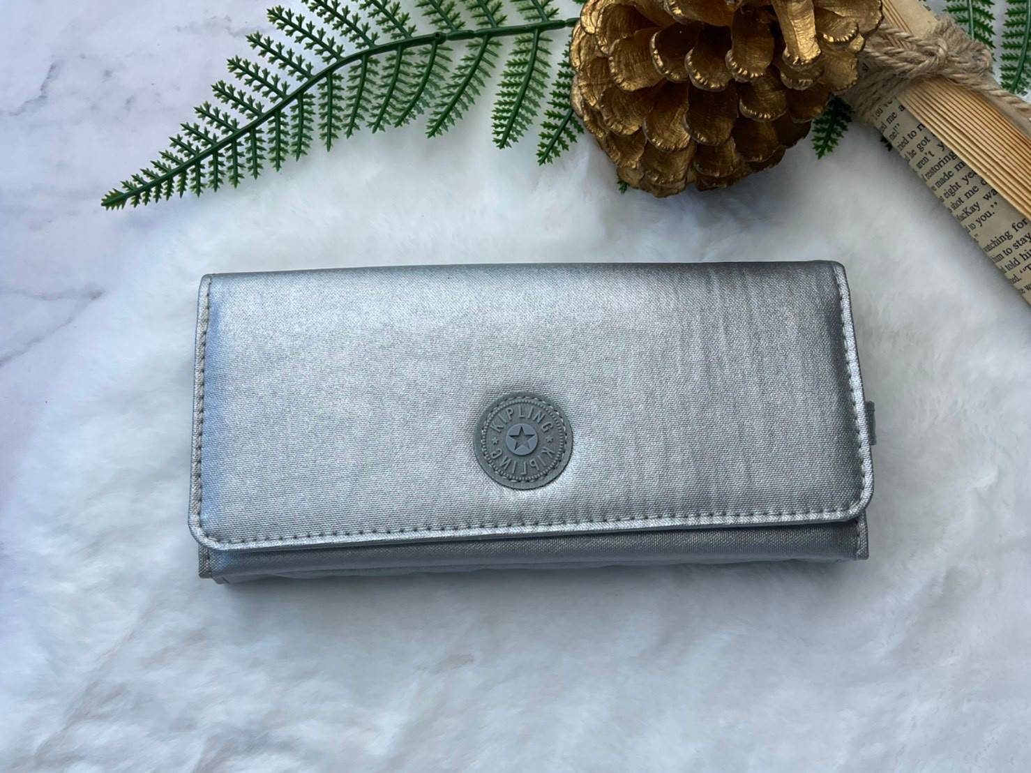 กระเป๋าสตางค์ยาว 3 พับตอน Kipling Brownie long tri-fold wallets กระเป๋าสตางค์ยาวแบบ3พับตอน วัสดุกันน้ำ เปิดปิดด้วยกระดุมแป๊ก มีช่องใส่ธนบัตรหลายช่อง ช่องเสียบการด์ได้ถึง13ช่องลายจุด และใส่รูปภาพได้อีก2ช่อง ช่องซิปใส่เหรียญ ช่องธนบัตร 3 ช่อง ที่จับหัวซิปปั