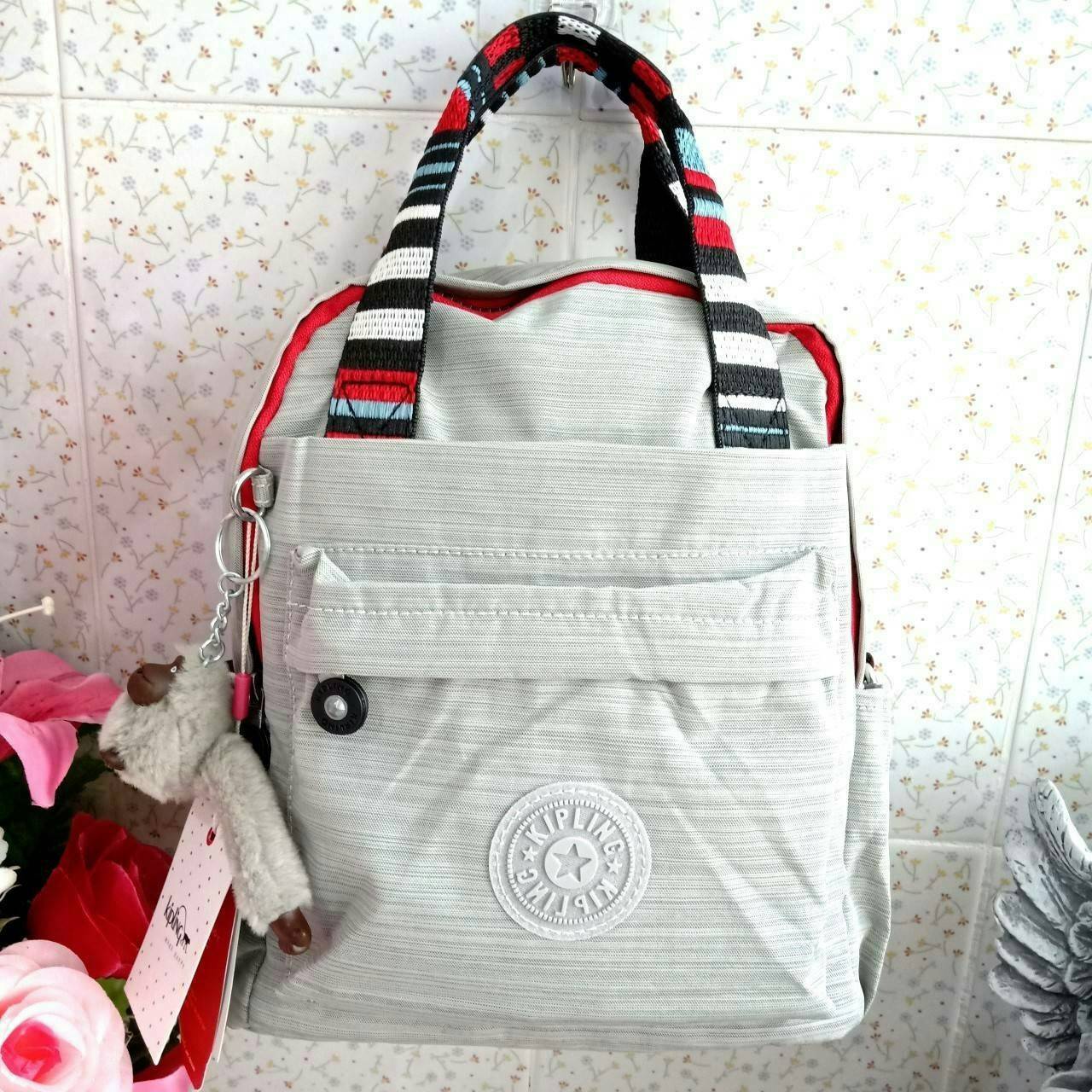 KIPLING 2WAYS MINI BACKPACK 👍กระเป๋าสะพาย2Wayรุ่นใหม่วัสดุ Nylon & Polyester 100% 👍หูหิ้วมีลายปั้มแบรนด์ 👍สายสะพายยาวเลื่อนปรับได้ถอดได้ 👍สามารถถือหรือสะพายได้ จะสะพายไหล่ สะพายเฉียง Crossbody หรือจะคล้องสายเป็นเป้สะพายหลัง