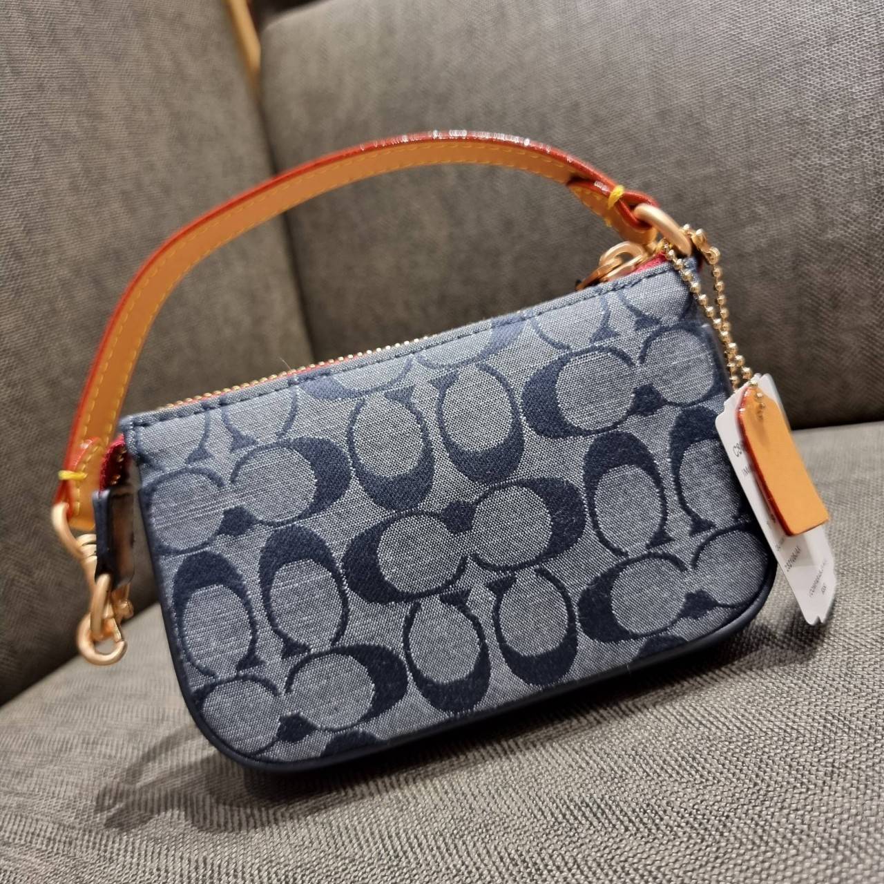 COACH C8665 NOLITA 15 IN SIGNATURE CHAMBRAY คอลเลคชั่น rare item น่ารักน่าใช้ ในสไตล์คลาสสิค กระเป๋าทรงพอชขนาดมินิ กึ่งคล้องมือใช้ได้ 2 สไตล์ ปรับสายให้มาเกี่ยวฝั่งเดียวเพื่อใช้เป็นคล้องมือ หรือปรับเกี่ยวอีกฝั่งใช้คล้องแขนก็เก๋มากมาย วัสดุผ้าแชมเบรย์ สวยค