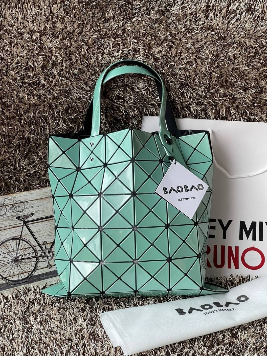 Baobao Issey Miyake 6x6 กระเป๋า Tote รุ่นนี้ถือว่าเป็นกระเป๋า Tote ไซส์กลางที่เหมาะกับการพกพาสิ่งของที่จำเป็นในทุก ๆ วัน มาพร้อมสายที่สามารถปรับได้ทั้งสองสาย และมีช่องใส่ของช่องเล็กด้านใน 1 ช่อง จุของได้เยอะแถมยังทนทาน ใช้เป็น Everyday Bag ได้เลยคะ พกพาสะ