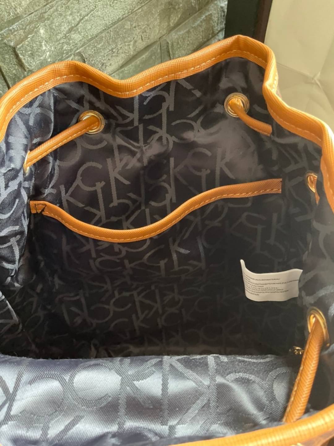 CALVIN KLEIN Monogram Backpack กระเป๋าสะพายเป้รุ่นใหม่ชนช้อป รุ่นยอดนิยม วัสดุ PVC คุณภาพดี หนังนิ่มสวย ฐานกระเป๋าแข็ง ตั้งอยู่ทรงรองรับน้ำหนักได้ดีมากๆ ตัวกระเป๋ามีน้ำหนักเบา ด้านหน้าประดับด้วยโลโก้แบรนด์ สายยาวดีไซน์เก๋ สะพายไม่เจ็บไหล่ เลื่อนปรับได้ฟรี