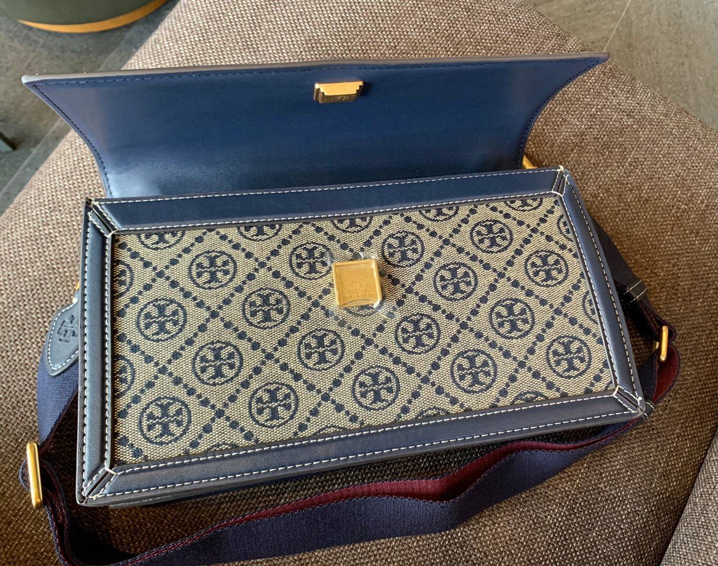 คุณภาพจัดเต็มกันเลยค่าา😘Tory Burch T Monogram Jacquard Shoulder Bag ห้ามพลาด! กระเป๋าสะพายแบบครอสบอดี้ร์ วัสดุJacquard+หนังแท้ชั้นดี ได้ลงตัวสวยงาม รูปแบบร่วมสมัยตามแบบฉบับแบรด์ได้ดีทีเดียวค่ะ! เปิดปิดกระเป๋าแบบอะไหล่แบรนด์ล็อคแม่เหล็ก