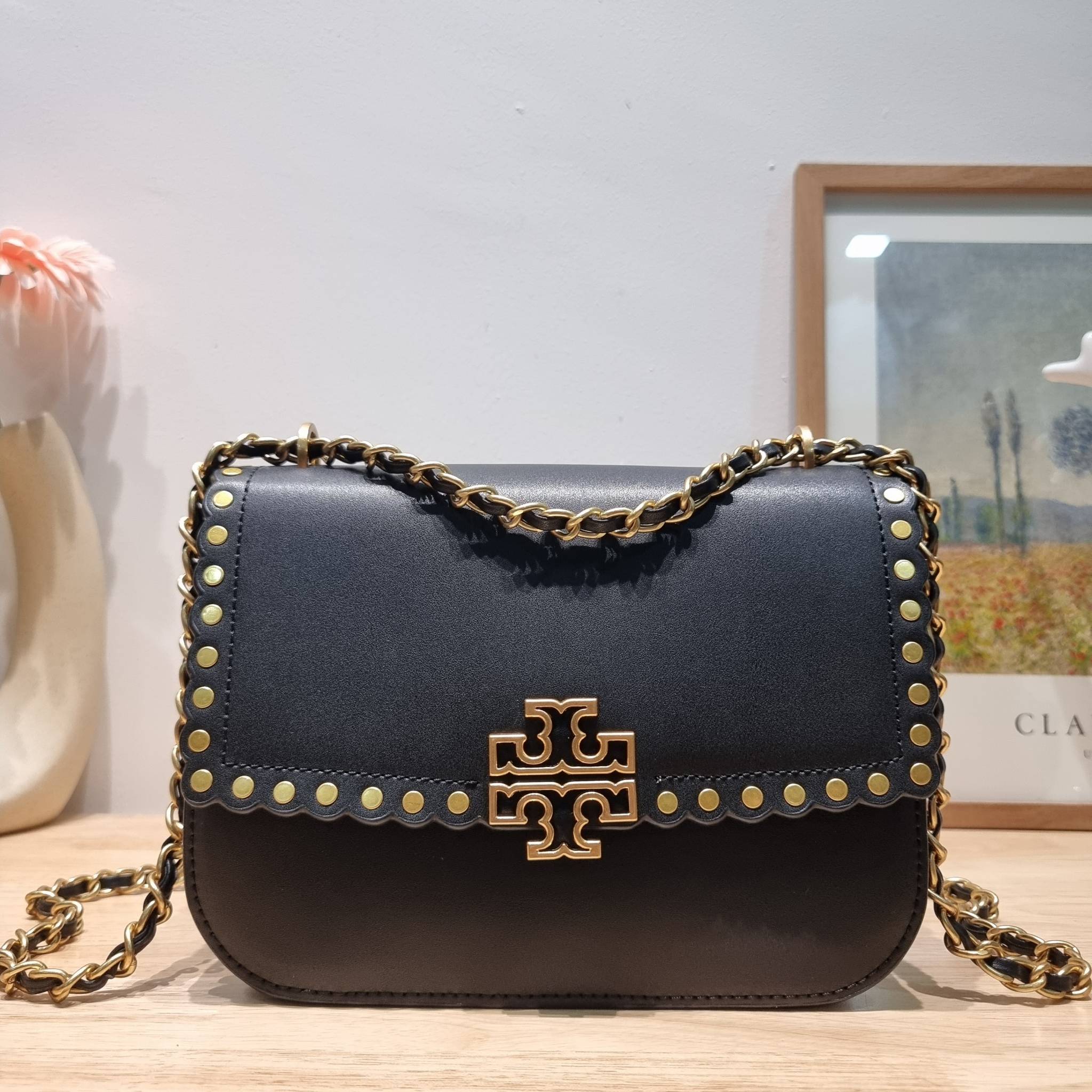 TORY BURCH BRITTEN STUDDED CROSSBODY BAG / Tory Britten Small Adjustable Shoulder Bag คอลเลคชั่นผู้ดี ดีไซน์ใหม่ล่าสุด กระเป๋าสะพายตัวท็อป ที่ตกแต่งด้วยโลโก้และหมุดสวยงาม เพิ่มดีเทลเป็นกิมมิคไม่ซ้ำใคร สายสะพายก็เลิศ