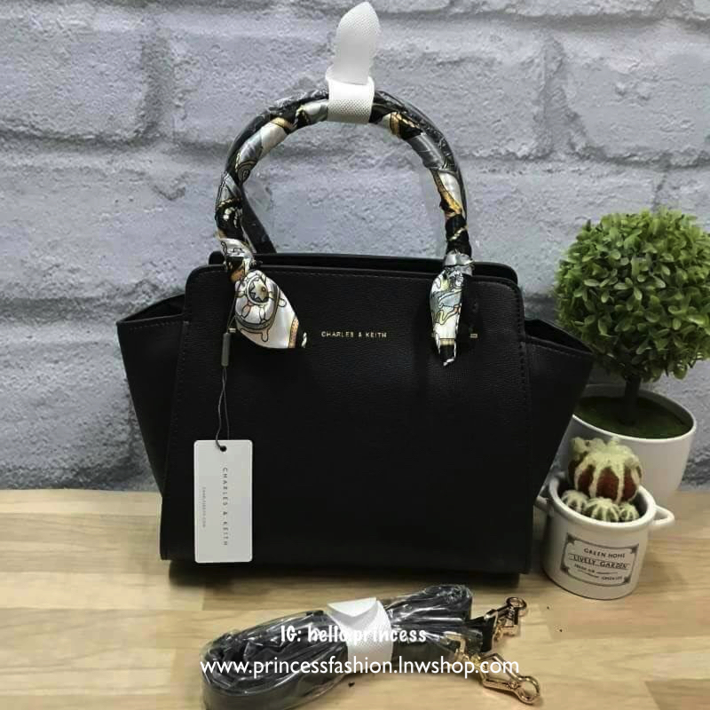 CHARLES&KEITH MINI TRAPEZ BAG พร้อมส่งรุ่นฮิตในตำนานรุ่นขายดี !! !กระเป๋าถือหรือสะพายหนังsaffiano พร้อมสายสะพายยาว115cmปรับความยาวได้5ระดับ ด้านล่างมีหมุดรองฐาน ทั้ง4มุม หูจับสูง14cmมีผ้าพันรอบสามารถถอดออกได้ ลายและสีสวยงามเข้ากับกระเป๋า ขนาดกำลังดีและน้ำ