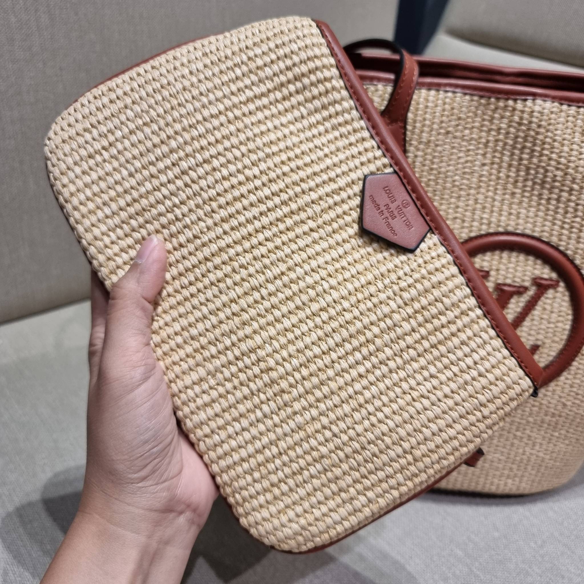 LV SAINT JACQUES LIMITED BAG ไอเท็ม เอ็กซ์คลูซีพจัดมาให้สาวๆโดยเฉพาะ!! กระเป๋าสะพายใบใหญ่รุ่นลิมิเต็ดหายาก ด้วยวัสดุสังเคราห์จากธรรมชาติ สานเต็มใบออกมาเป็นลวดลายสวยงาม และยังโดดเด่นด้วยโลโก้ สีโทนอุ่น ทำให้ไอเท็มนี้ ดูดีน่าค้นหา มาพร้อมใบลูกอีกหนึ่ง ที่สา