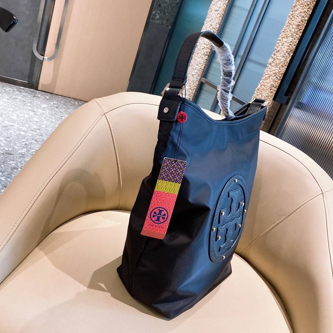 TORY BURCH STACKED NYLON LOGO BAG กระเป๋า BUCKET TOTE วัสดุ NYLONทั้งใบตัดด้วยหนังสังเคราะห์ลาย SAFFIANO