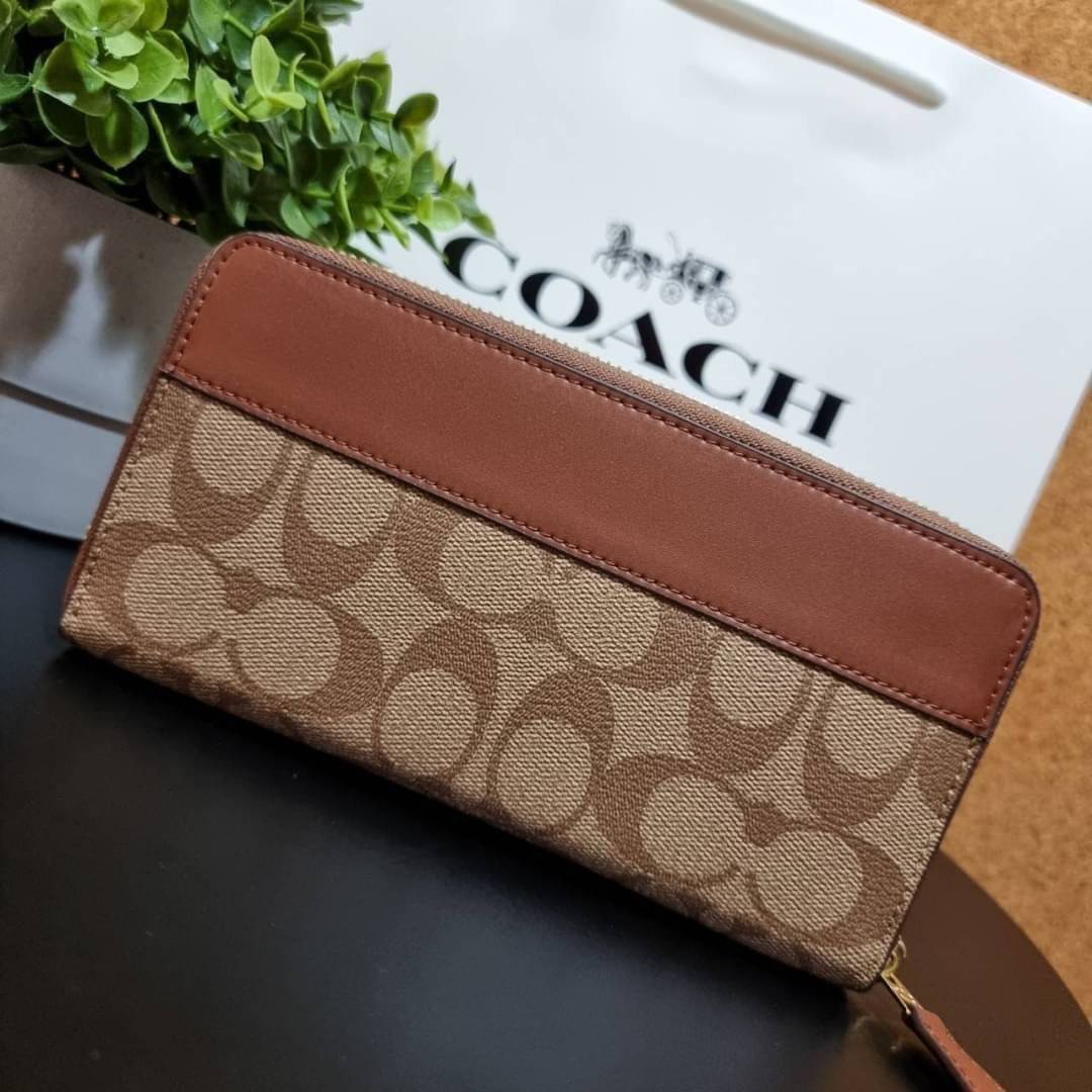 COACH F76873 ACCORDION ZIP WALLET IN SIGNATURE CANVAS Best seller กระเป๋าสตางค์รุ่นคลาสสิค ซิกเนเจอร์ของแบรนด์ ที่ขายดีตลอดกาล วัสดุหนังแคนวาสเคลือบสลับหนังแท้ เปิด-ปิดด้วยซิปรอบ รูดใช้งานง่าย ใส่บัตรได้ มีช่องซิปใส่เหรียญ ใส่มือถือได้ พกใบนี้ใบเดียวเอาอย