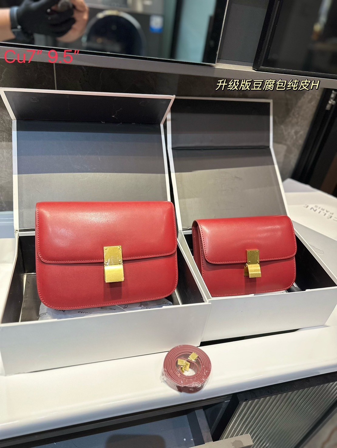 CELINE Classic bag in box calfskin / Celine Bag พร้อมส่ง กระเป๋าแบรนด์หรูที่ควรมีแห่งปี เรียบแต่หรู ต้องยกให้รุ่นนี้เลยค่ะ สวยสะกดทุกสายตา งานหนังเรียบสวยมาก แนะนำค่ะ