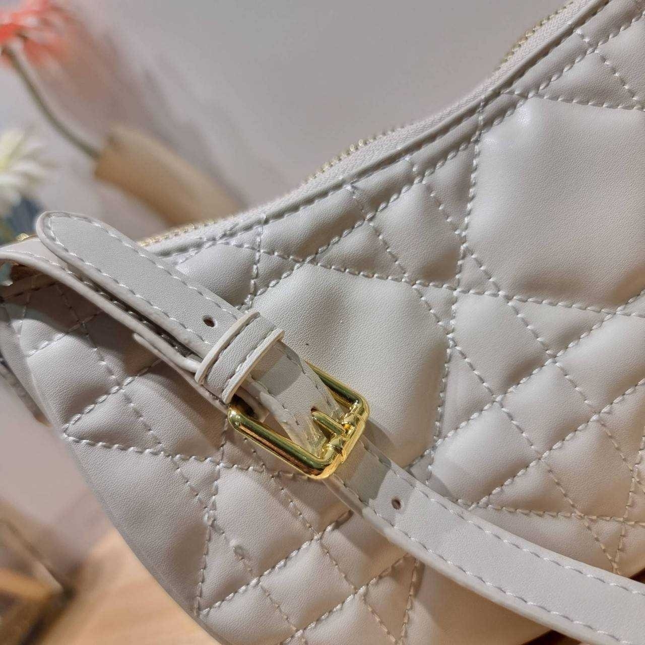 Dior White Supple Macrocannage / CD LOUNGE BAG กระเป๋าสะพายทรงพอช สวยหรู ดีไซน์เรียบ แต่ดูแพง