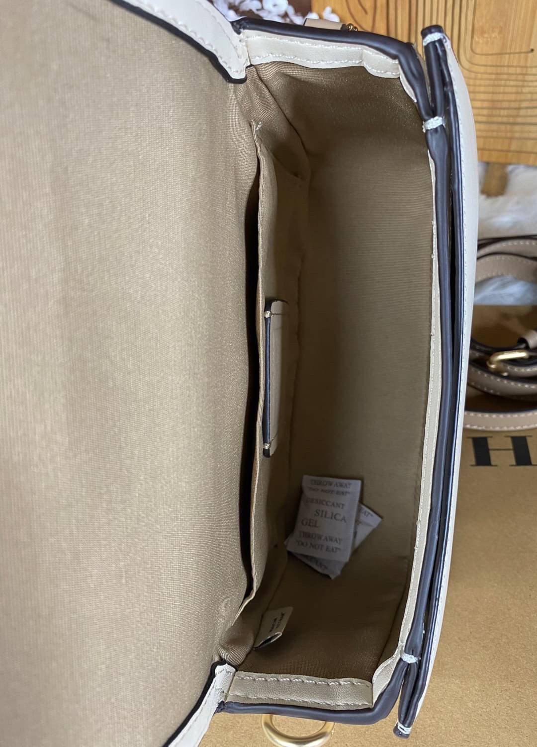 OUTLET 】COACH SADDLE BAG WITH HORSE AND CARRIAGE DOT PRINT (COACH C4059) กระเป๋าสะพายข้าง ลายม้าและรถลาก item ใหม่ที่สาวๆต้องมีนาทีนี้ห้ามพลาด รูปทรงโค้งมน วัสดุ พีวีซี ผ้าใบเคลือบพิมพ์ลายเป็นหนังเรียบ ทนทานและกันคราบสกปรกทั้งสี่ด้านเป็นหนังคุ้มสุดๆ ภายใน