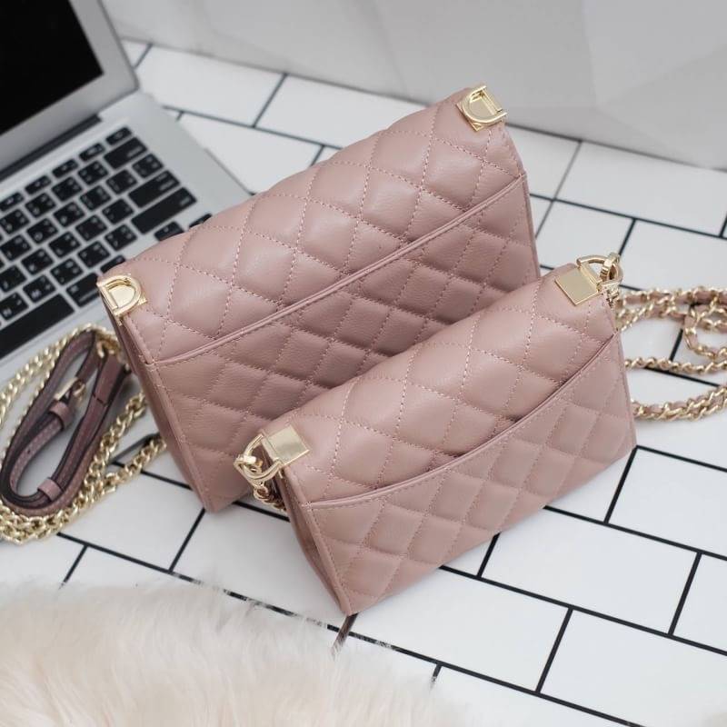 📣รุ่นขายดีที่สุด ** รอบใหม่ **หนังวัวแท้ สวย นิ่มมากๆค่า และ ปักลายตารางออกมาสวยมาก ** KEEP รุ่น Florence Flat bag ตัวกระเป๋าหนังแท้ นิ่ม-ตึง สุดๆ รุ่นนี้ จะมี 2 ขนาด คือ mini และ classic ไซด์