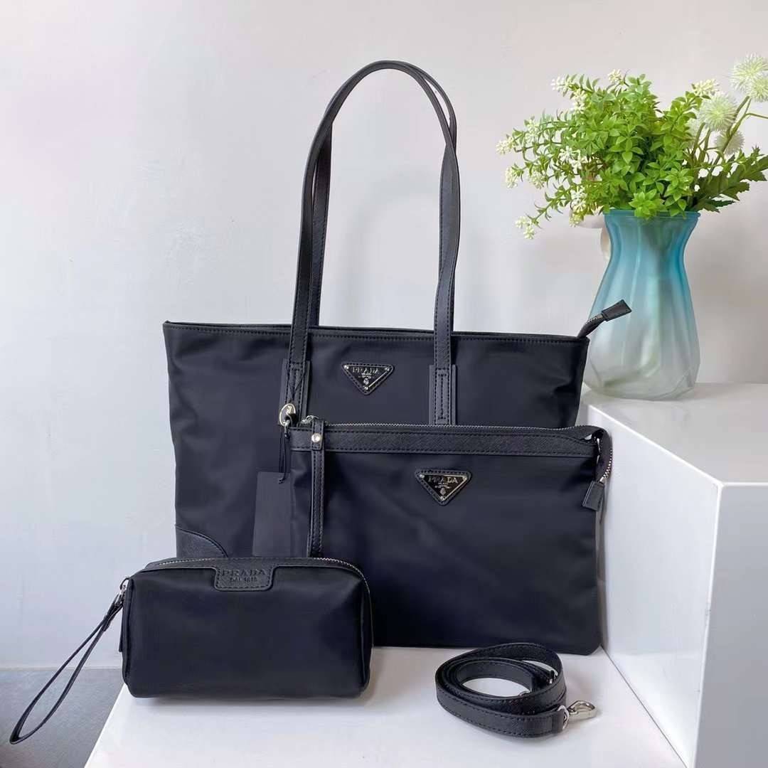 ซื้อ1ได้ถึง3 เซทสุดคุ้ม! SET PRADA TOTE BAG / PRADA SHOPPING BAG กระเป๋าเดินทางขนาดใหญ่ วัสดุ Nylon กันน้ำ อะไหล่เงิน ถือหรือสะพายไหล่ได้ น้ำหนักเบาจุของได้เยอะ เดินทางต่างจังหวัดได้สบายๆ