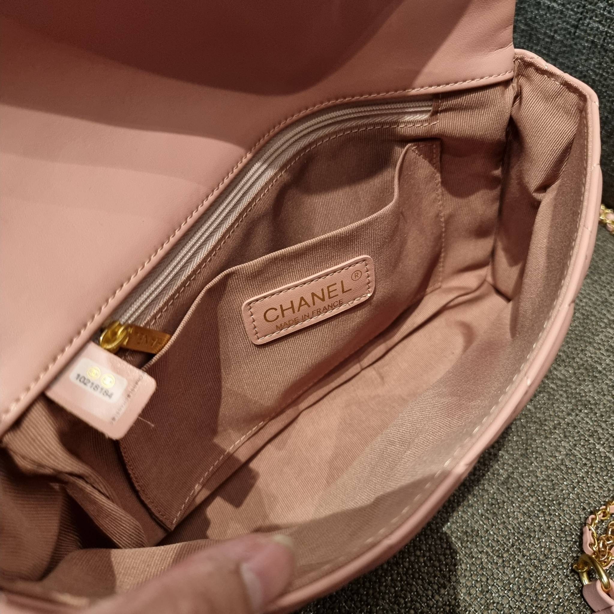 VIP 】สวยหรูพร้อมเสิร์ฟ!! กับไอเท็มสุดเลิฟจาก Chanel กระเป๋าสะพายที่สุดของความคุ้มค่า วัสดุหนังแกะนิ่มเต็มใบ เปิด-ปิดกระเป๋าด้วยตัวบิดล็อค ภายในกระเป๋าบุผ้าสวยหรู มีช่องโล่งกว้างจุของได้สบาย ใส่โทรศัพท์ กระเป๋าสตางค์ได้ มีช่องซิป 1 ช่อง ช่องย่อย 1 ช่อง ดีเ