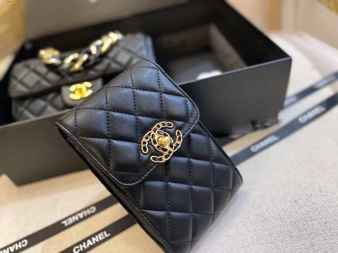 CHANEL GIFT BOX SET Chanel Holiday Makeup & Beauty Gift Sets สุดหรูชวนให้สะสม สุดยอดไอเท็มหายากพร้อมเสิร์ฟครบชุด limited สุดคุ้ม มาพร้อมกระเป๋าสะพายถึง 2 ใบ รุ่นยอดฮิตทั้งนั้น!!ที่พิเศษยังมีน้ำหอมตัวท็อปมาให้อีก chanel no.5 ที่แสนจะเย้ายวน ในขนาด 7.5 ml. 