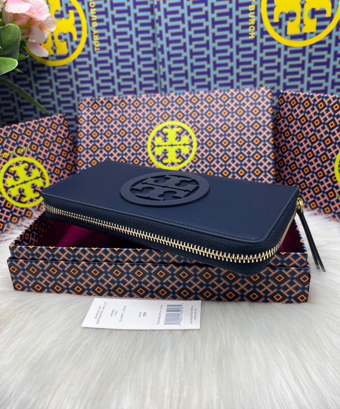 Tory Burch Charlie Zip Continental Wallet / Tory Wallet พร้อมส่ง กระเป๋าสตางค์ใบยาวสุดคลาสสิก ยังความเรียบหรูดูแพงด้วยโลโก้ด้านหน้า เป็นกระเป๋าสตางค์ทรงยาว ที่สามารถใส่บัตรได้หลายใบ