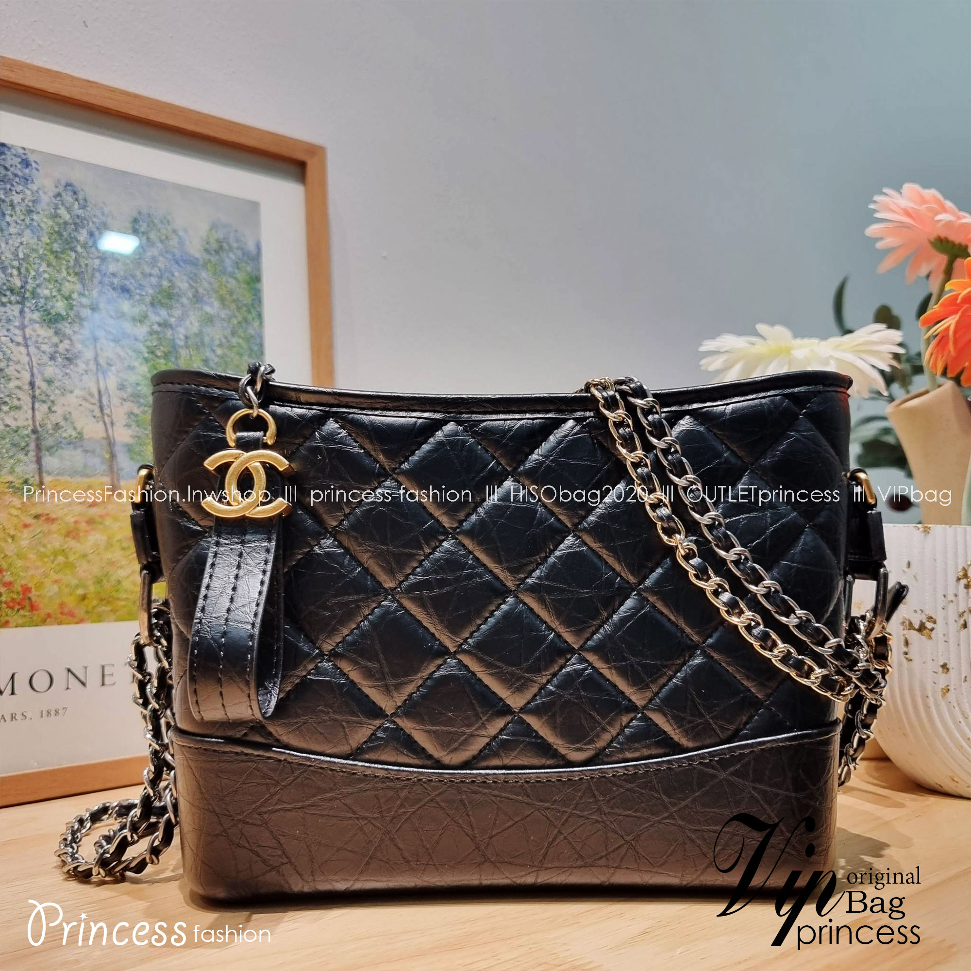 CHANEL Gabrielle Bag Medium สวยคลาสสิค No.1 ต้องยกให้ไอเท็มนี้เท่านั้น กับกระเป๋าสะพายซิกเนเจอร์ ดีไซน์ไม่เหมือนใคร เป็นเอกลักษณ์ ใช้งานได้หลากหลาย สะพายได้ไม่ซ้ำ