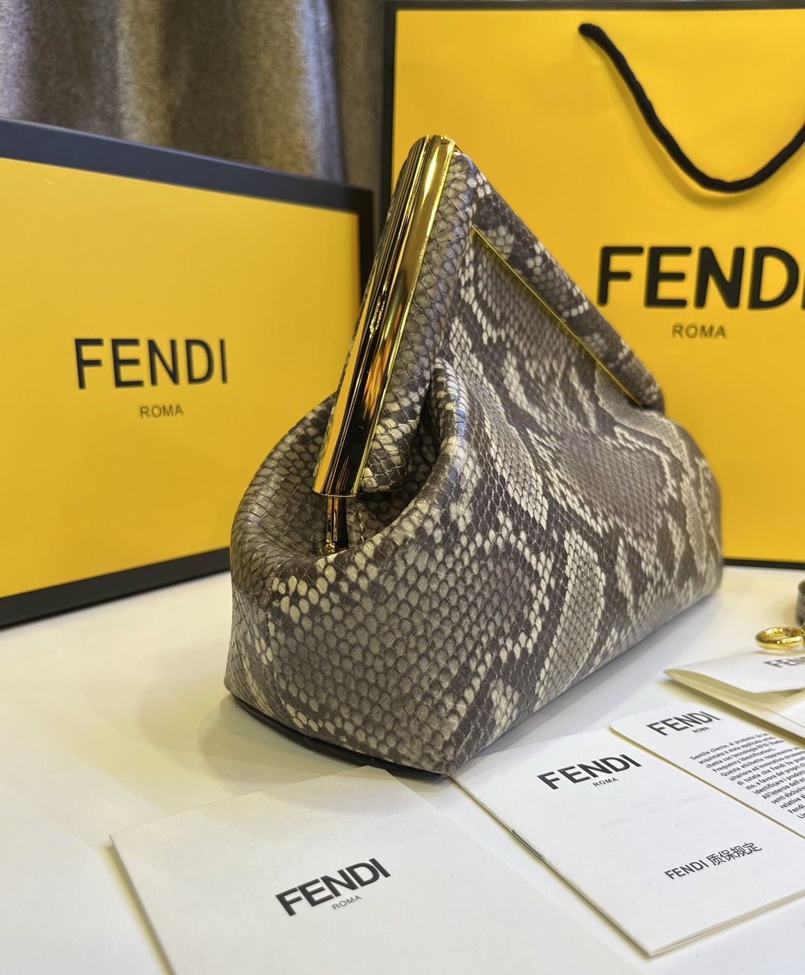 พร้อมส่ง 6 สี FENDI First Midi bag กระเป๋าทรงคลัชมาพร้อมสายสะพาย รูปลักษณ์สวยงามทันสมัย 🧡 เกรดออริจินอล 1:1 สลับแท้ ใช้งานต่างประเทศได้