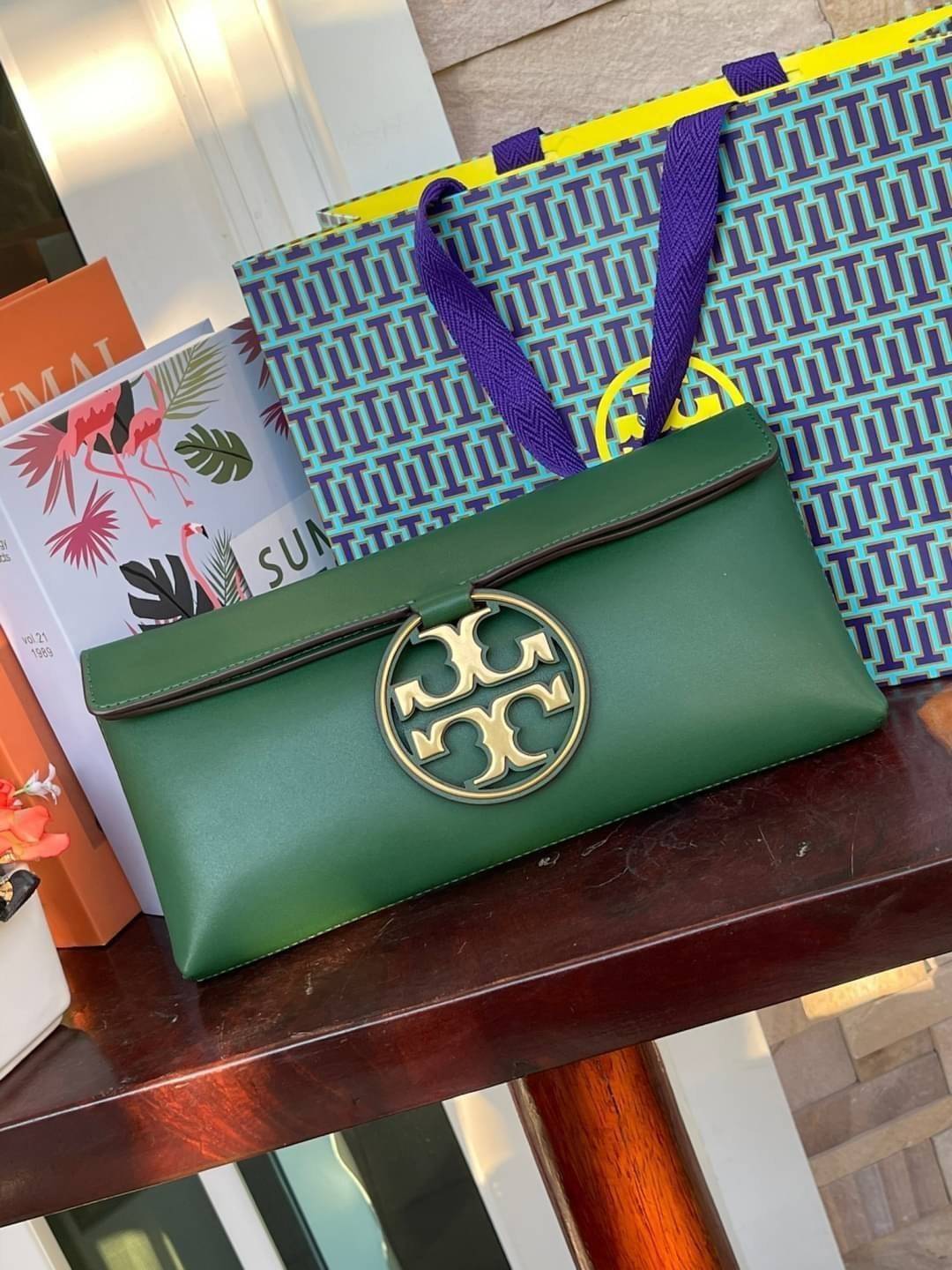 Tory burch Miller Metal clutch กระเป๋าคลัทช์ดีไซน์เรียบหรูออกแบบมาได้อย่างลงตัว ด้วยรูปทรงที่สวยงามและทันสมัย จากแบรนด์ Tory Burch ขนาดกำลังดี สามารถใส่กระเป๋าสตางค์หรือเครื่องสำอางค์ได้ตามขนาดกระเป๋า ในเรื่องของดีไซน์และอะไหล่สีทองดูแมทช์กันดีกับกระเป๋า 