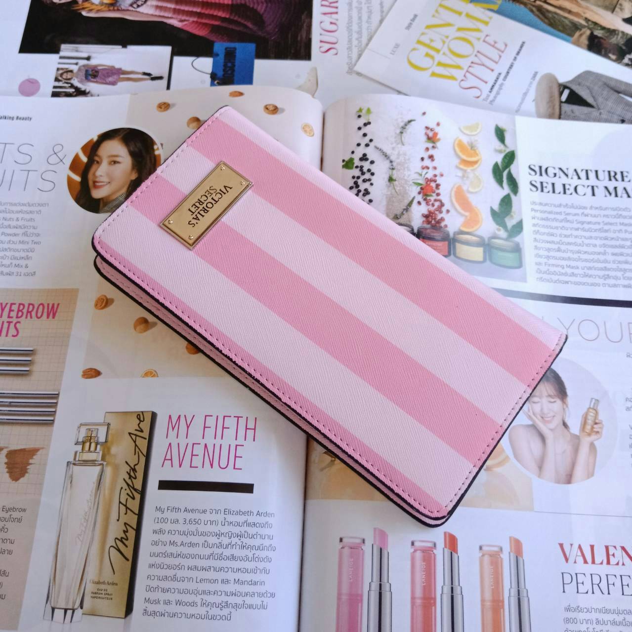 กระเป๋าสตางค์แบบพับจากแบรนด์ดัง VICTORIA'S SECRET แบบพับฝาเปิด ดีไซน์สวย พิมพ์ลายบนหนังpu ด้านหน้าประดับโลโก้ เปิดปิดง่าย ตามแบบฉบับของ Victoria ลุคทันสมัย ใส่บัตร+แบงค์ได้เยอะ แถมมีช่องซิปด้วย น้ำหนักเบา รุ่นนี้ขอแนะนำคะ!