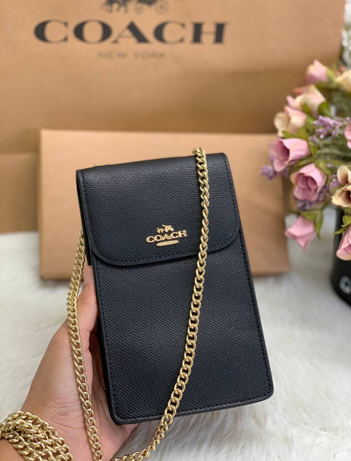 COACH PHONE CASE CROSSBODY BAG ((73486//76988//76357//39955//91046)) COACH NORTH/SOUTH CROSSBODY IN SIGNATURE CANVAS กระเป๋าใส่โทรศัพท์รุ่นนี้ มีความโดดเด่นทั้งดีไซน์และคุณสมบัติในการใช้งาน ด้วยลวดลายที่มีซิกเนเจอร์เป็นเอกลักษณ์แล้ว ด้านหลังยังมีช่องใส่กา