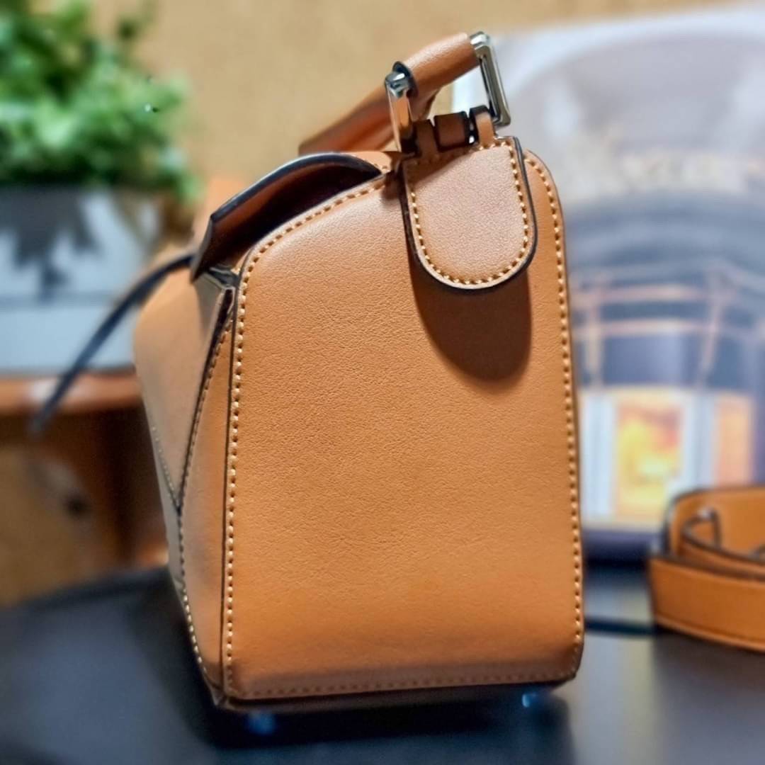 VIP 】LOEWE LA PALME PUZZLE BAG IN CLASSIC CALFSKIN คอลเลคชั่นใหม่!! กระเป๋าสะพายข้างทรงกล่อง สไตล์พัซเซิล ให้ฟีลลิ่งเหมือนตัวต่อ ดูดีได้ทุกที่แค่มีใบนี้ รอบนี้ดีไซน์พริ้นท์ลายต้นปาล์มเก๋ๆ ซัมเมอร์ยังต้องมา วัสดุหนังวัวฟอกสี เปิดใช้งานด้วยซิป ที่ภายในโล่งพ