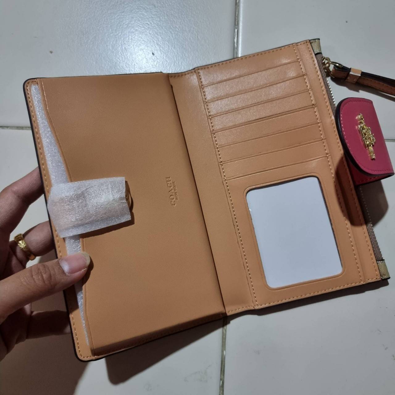 พร้อมส่ง 7 สี COACH C2874 TECH WALLET IN COLORBLOCK SIGNATURE CANVAS จัดให้สีใหม่ก่อนใคร!! ดีไซน์ใหม่ คอลเลคชั่นสวยหรู กระเป๋าสตางค์พร้อมสายคล้องมือ ง่ายต่อชีวิตมากจ้า!! มันดีอะไรเบอร์นี้ ใส่ได้ทั้งบัตร และโทรศัพท์ก็ใส่ได้ทุกรุ่น แถมยังมีช่องซิปแยกไปอีก ช