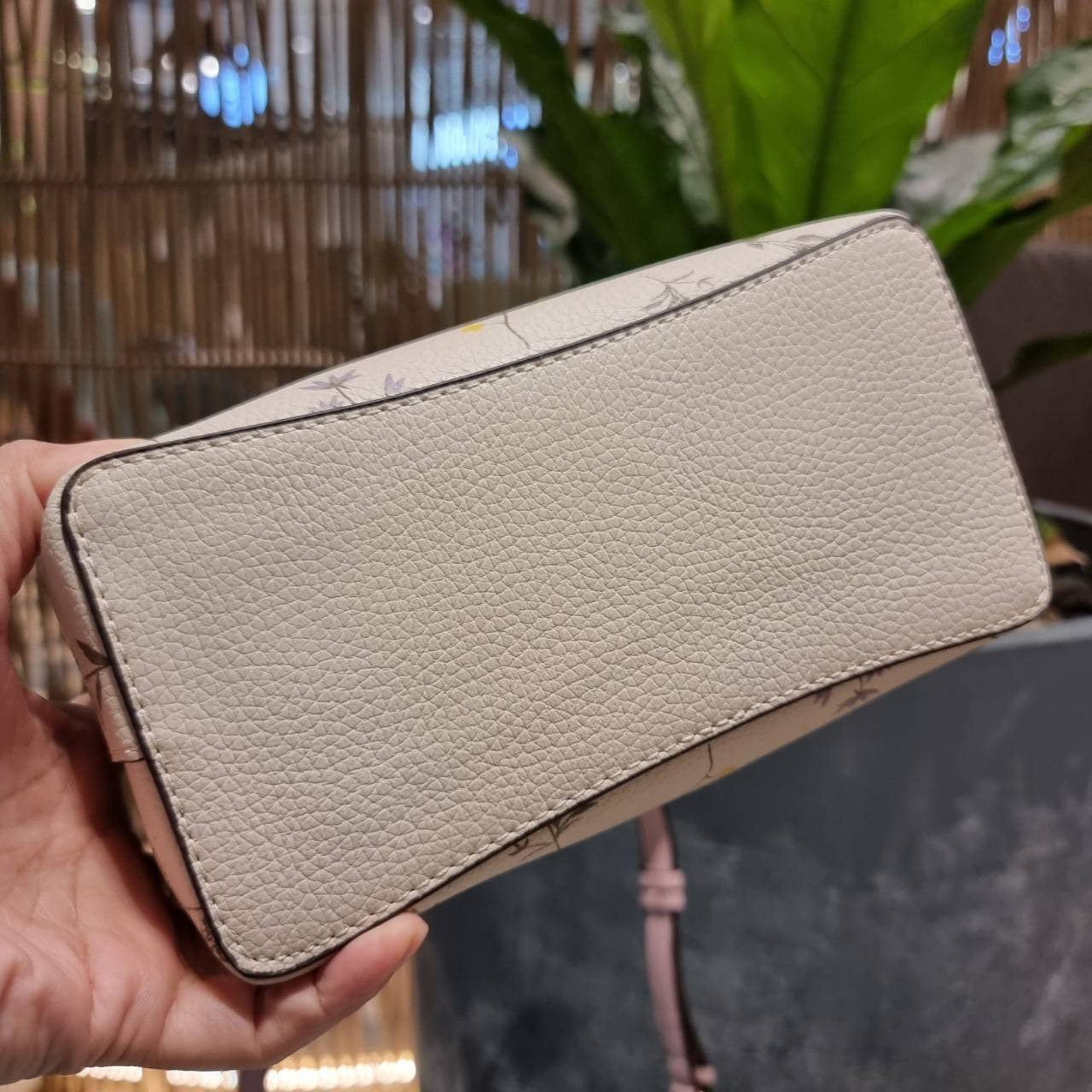 COACH C3598 SMALL TOWN BUCKET WITH SPACED WILDFLOWER PRINT คอลเลคชั่นใหม่ พร้อทเสิร์ฟความสวยก่อนใคร กระเป๋าทรงบัคเก็ตยอดฮิตตลอดกาล ดีไซน์ดอกไม้คละรอบใบ วัสดุหนัง pepble ดูผู้ดี ละมุนไปอีก ปากกระเป๋าเปิด-ปิดด้วยกระดุมแม่เหล็ก 2 ฝั่ง มีหูจับในตัวและสายสะพาย