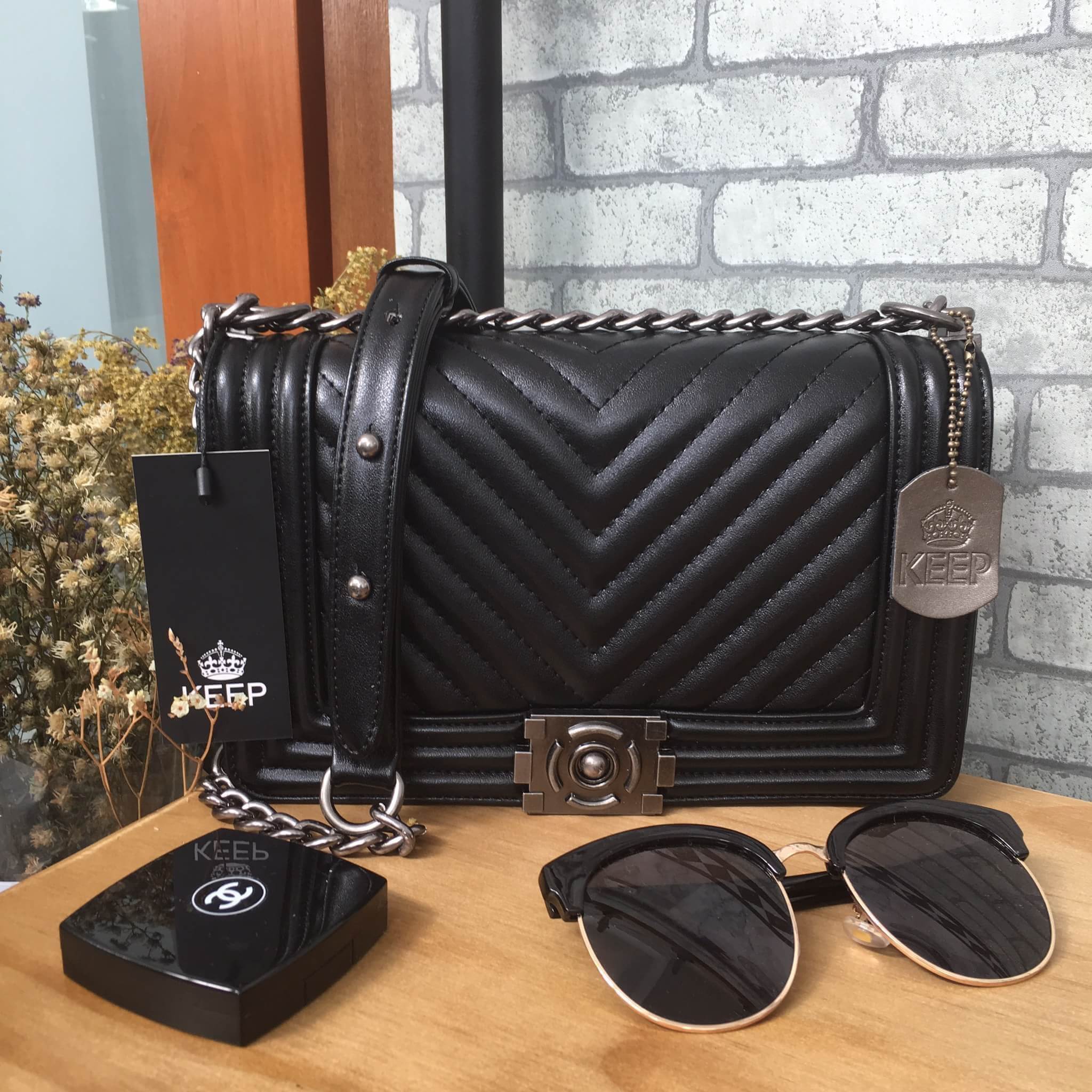 BestSeller! Keep chain large shoulder bag กระเป๋าทรงยอดฮิตคะ รุ่นนี้รับประกันความสวย ตัวกระเป๋าหนังแกะสังเคราะห์เนื้อดีมากๆ ขนาดกะทัดรัด ภายในสีแดง มีช่องใส่ของจุกจิก สายโซ่ปรับได้ 2 แบบทั้งสายสั้น สายยาว สะพายพาดลำตัวได้คะ น่ารักมาก ใส่มิกส์แอนแมท ได้ง่า