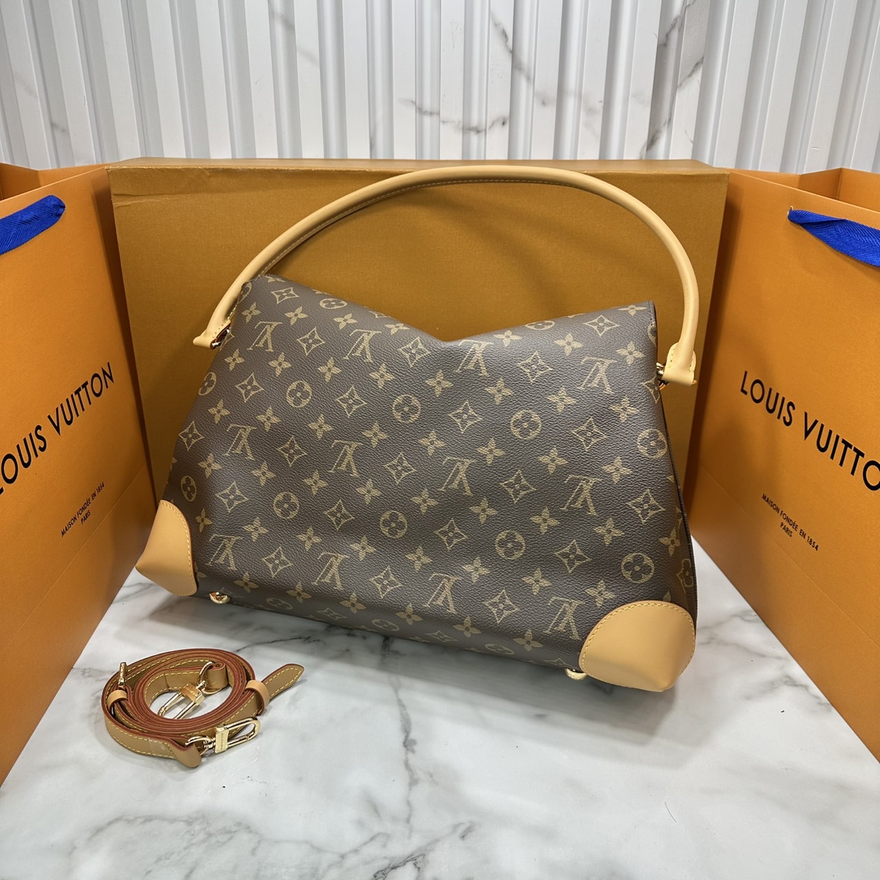 ORI หนังแท้ | LV Hide Away MM Hobo Bag กระเป๋าสะพายทรงสวยหรูสำหรับใส่ทำงานหรือใส่เที่ยวพักผ่อน ผสานดีไซน์เรียบหรูเข้ากับเอกลักษณ์เฉพาะตัวของ Louis Vuitton ผลิตจากผ้าแคนวาสเคลือบลายโมโนแกรม