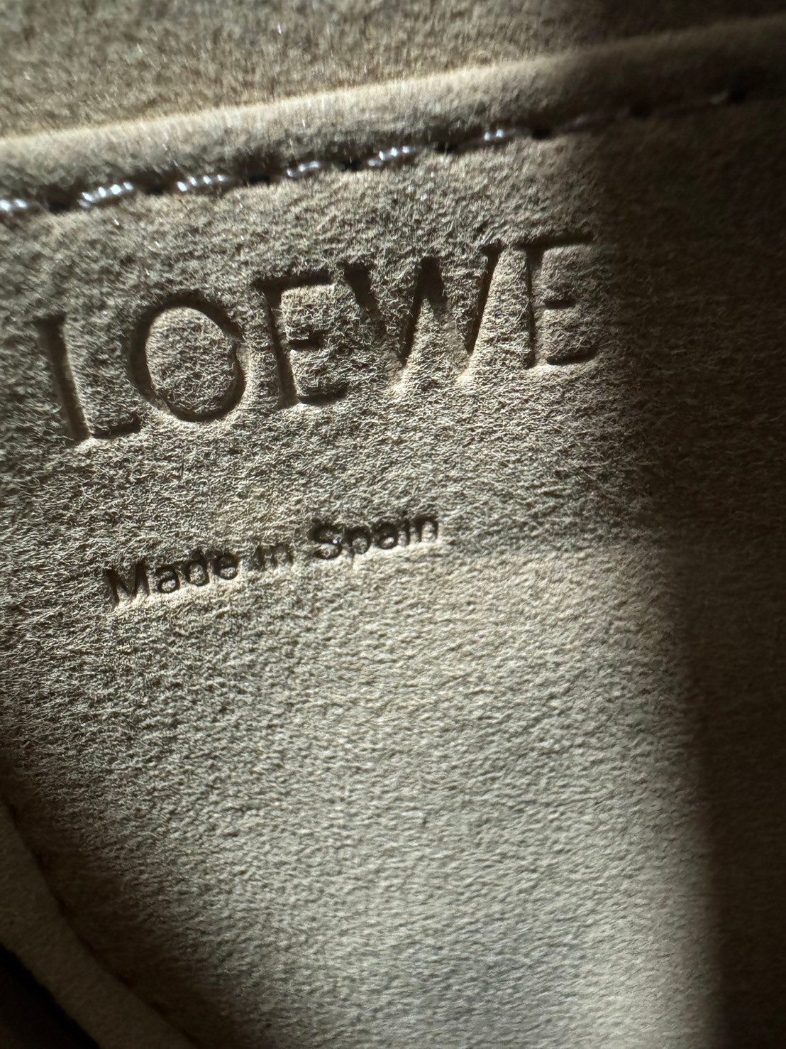 LOEWE Gate bag กระเป๋าสะพายทรงสวยสับสุดเริ่ดๆ ใช้ได้ทั้งหนุ่มๆและสาว คูลๆ สุดยอดแบรนด์ที่ดีไซน์เป็นเอกลักษณ์ โดดเด่น สวยหรู สไตล์คลาสสิค พร้อมสายสะพายสปอร์ต