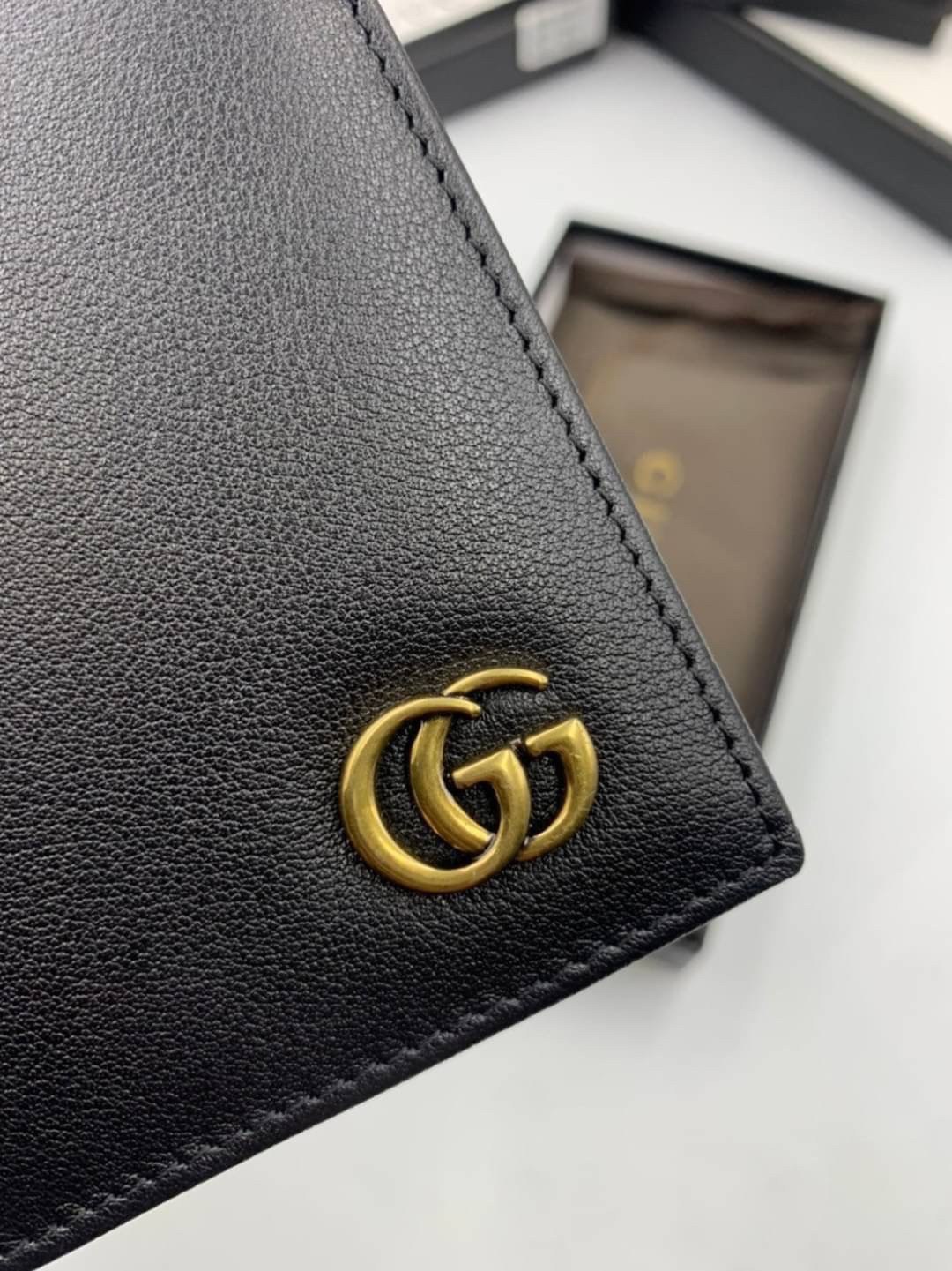 หนังแท้ GUCCI Men Long Wallet รุ่นใหม่ล่าสุด!! หนังสวยเริด ดีงามมากค่าาา กระเป๋าสตางค์ใบยาว ดีไซน์ใหม่ สวยดูหรู ถือใช้กำลังเหมาะมือ ใส่บัตรได้เยอะ ใส่ธนบัตรได้ทุกชนิด มาครบ set พร้อมส่ง!! เป็นไอเท็มที่หนุ่มๆต้องมีจริงๆจ้า 😎😎