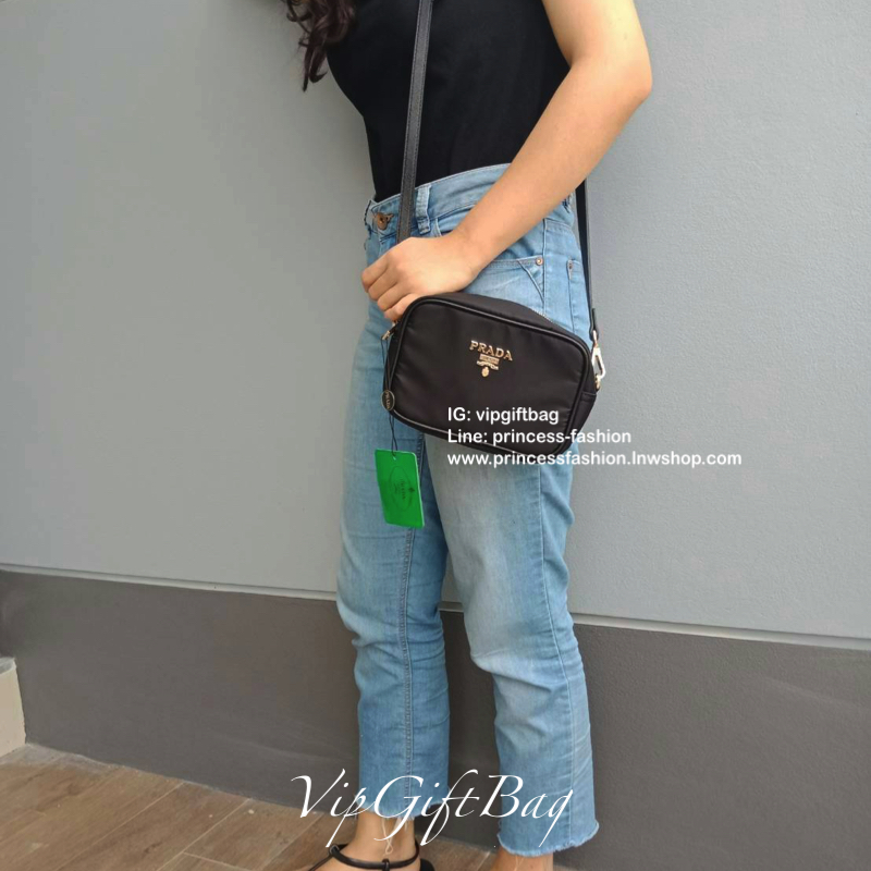 รุ่นขายดีที่สุด *ใส่มือถือได้ทุกรุ่น *มีสายให้สองแบบ กระเป๋าทรง mini crossbody จากงานพรีเมี่ยมกิ้ฟแบรนด์ดัง PRADA วัสดุ Nylonสุดหรูอย่างดี สามารถกันน้ำได้ ทั้งใบ ขนาดกำลังดีน่ารัก🐰 ด้านในมีช่องแบ่งใส่ของใส่ของจุกจิกได้ ใส่โทรศัพท์ได้ทุกรุ่น คสอ. ใ