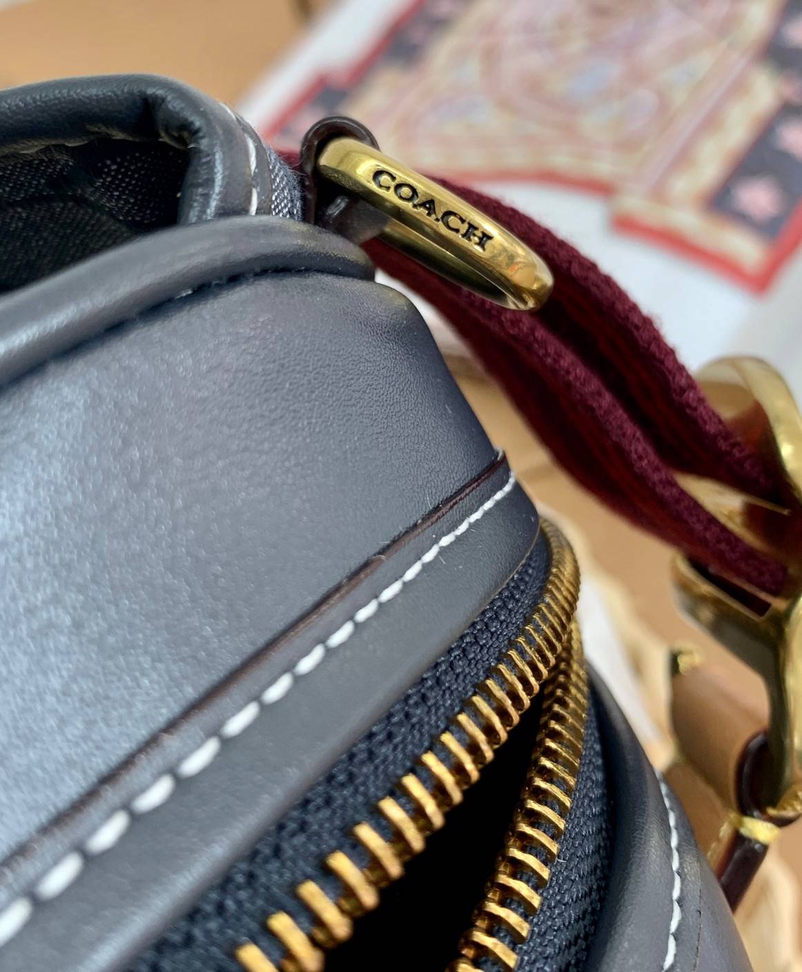 COACH BELT BAG IN SIGNATURE CHAMBRAY (3685) ❤️ใช้ได้ทั้งชาย//หญิงค่ะ กระเป๋าคาดอก วัสดุผ้าแคนวาส+หนังแท้ค่ะ ด้านหน้ามีช่องซิปขนาดกลาง ใส่มือถือได้ค่ะ ช่องซิปหลักเปิดปิดแบบซิปคู่ ภายในกว้าง ใส่ของจำเป็นได้ครบเลยนะคะ มีช่องซิปสำหรับใส่ของจุกจิกให้อีก