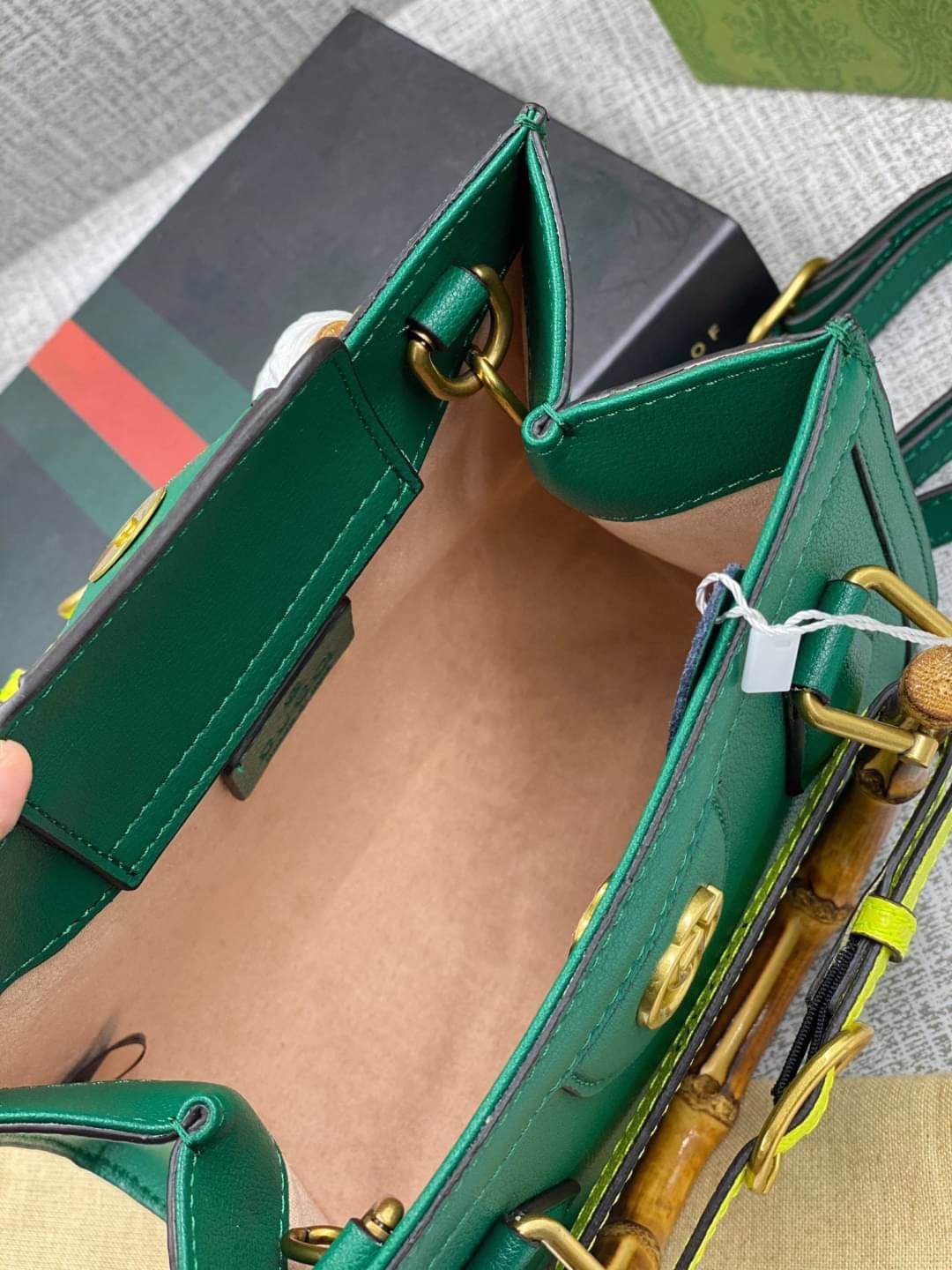 VIP GIFT 】หนังแท้ GUCCI Diana mini tote bag กระเป๋างานหูไม้ไผ่สุดคลาสสิก ดีไซน์มาใหม่พร้อมเข็ดขัดหนังสีสะท้อนแสงประดับตรงหูกระเป๋า ขนาดมินิกำลังน่ารักเลยค่ะ วัสดุหนังแท้ อะไหล่ทอง งานสวยตั้งอยู่ทรง มีสายสะพายยาว 1เส้น สามารถปรับระดับได้-ถอดได้ งานเก๋ไก๋ที