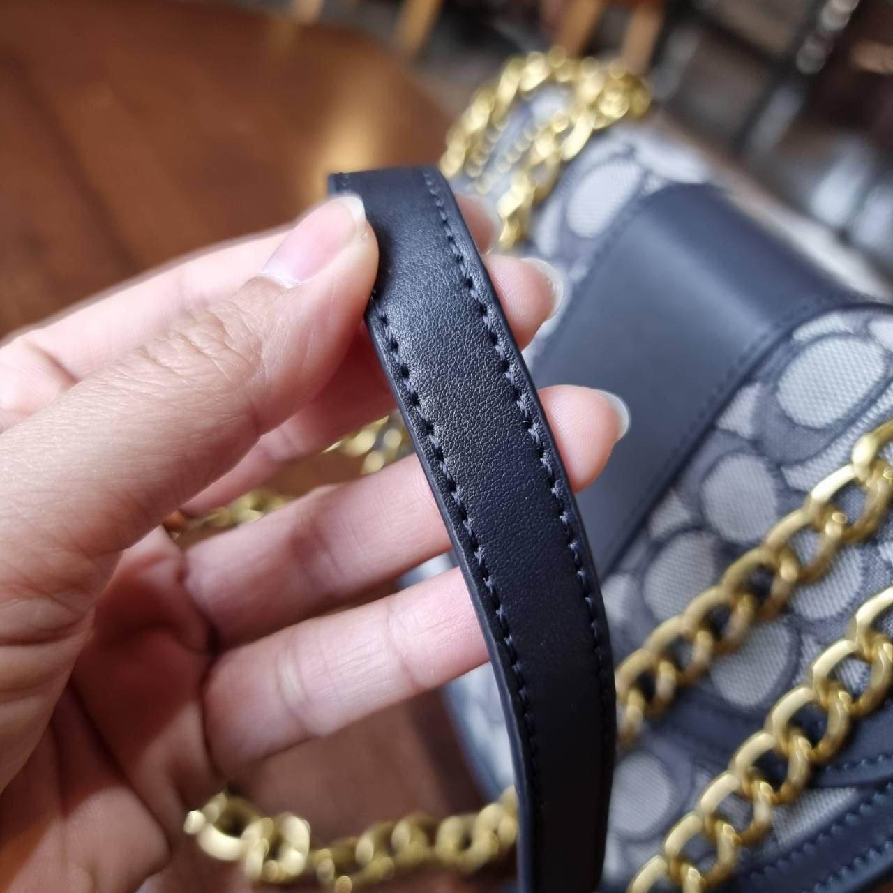 COACH ALIE SADDLE BAG IN SIGNATURE JACQUARD (C4694//C3464) New item!! กระเป๋าสะพายทรง saddle ดีไซน์วินเทจย้อนยุค แฝงความหรูในตัวด้วยอะไหล่สีทองเหลือง โดดเด่นไม่ซ้ำใครแน่นอน วัสดุผ้า jacquard สลับหนังแท้ ภายในเป็นช่องโล่ง มาพร้อมสายสะพายครอสบอดี้ ที่สามารถ