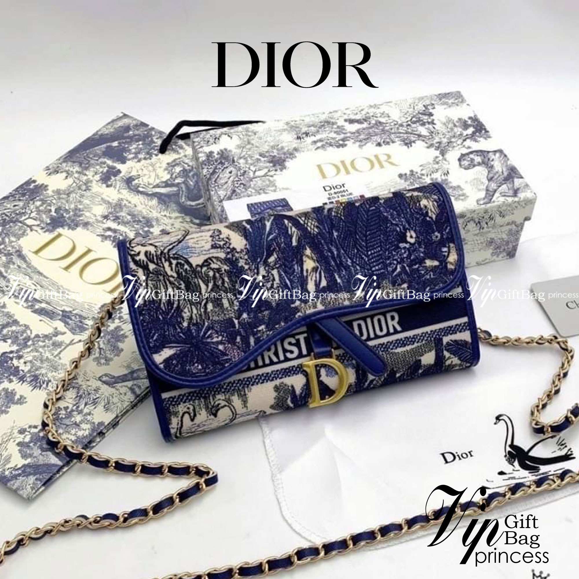DIOR LONG WALLET WITH CHAIN MONOGRAM / DIOR WALLET กระเป๋าสตางค์ใบยาวพร้อมสายสะพายโซ่อะไหล่ทองสลับหนัง ขนาดกำลังน่ารัก เป็นเอกลักษณ์ของความหรู วัสดุแคนวาสแท้และผ้า Jacquard อย่างดี ผสมผสานความสง่างามและคลาสสิกที่เข้ากับยุคสมัย ด้านหน้าโดดเด่นด้วยซิกเนเจอร