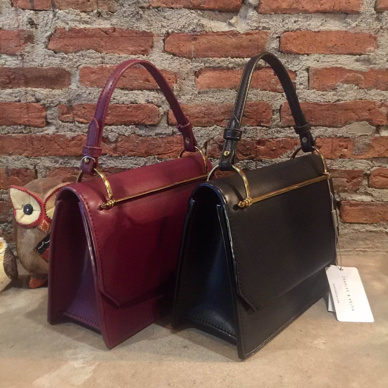 Charles&Keith Structured Handbag New Collection 2018 ดีไซน์เก๋มากๆค่ะ ประดับด้วยแถบสีทองด้านหน้ากระเป๋า เหมาะกับสาวๆที่ต้องการความเรียบหรูและคล่องตัว ปรับฟังก์ชั่นการใช้งานได้หลายแบบ ไม่ว่าจะคล้องแขน สะพานข้าง หรือถอดสายออกถือเป็นคลัชออกงานได้เลยจ้า เริสส