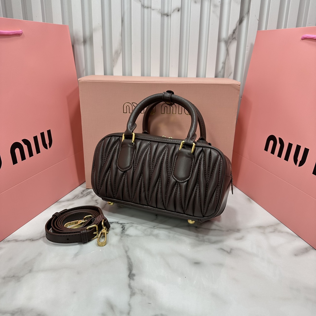 ORI หนังแท้ | MIU MIU Arcadie matelassé nappa leather bag Small 22cm กระเป๋าสะพายทรงโฮโบลุคลูกคุณหรูหราด้วยดีไซน์จับจีบนูนลวดลายสามมิติซับซ้อนเป็นเอกลักษณ์ น่ารักๆเก๋ๆ สวยดูแพง หูจับในตัวง่ายและสะดวกพกพา