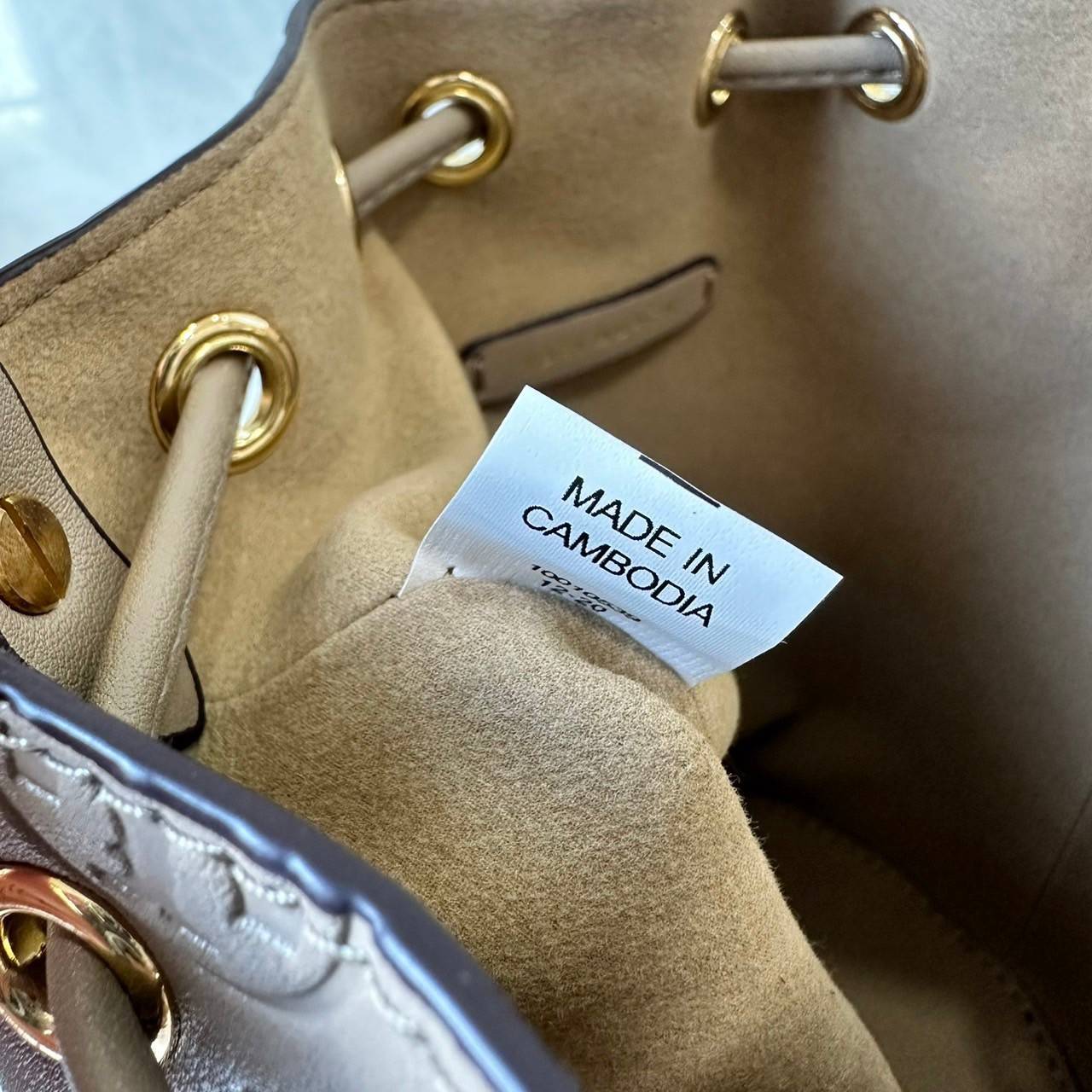 TORY BURCH mini T Monogram leather bucket bag กระเป๋าบัคเกต ไซต์ mini คอลเลกชันหนัง T Monogram ลายซิกเนเจอร์หนังปั้มลายนูน