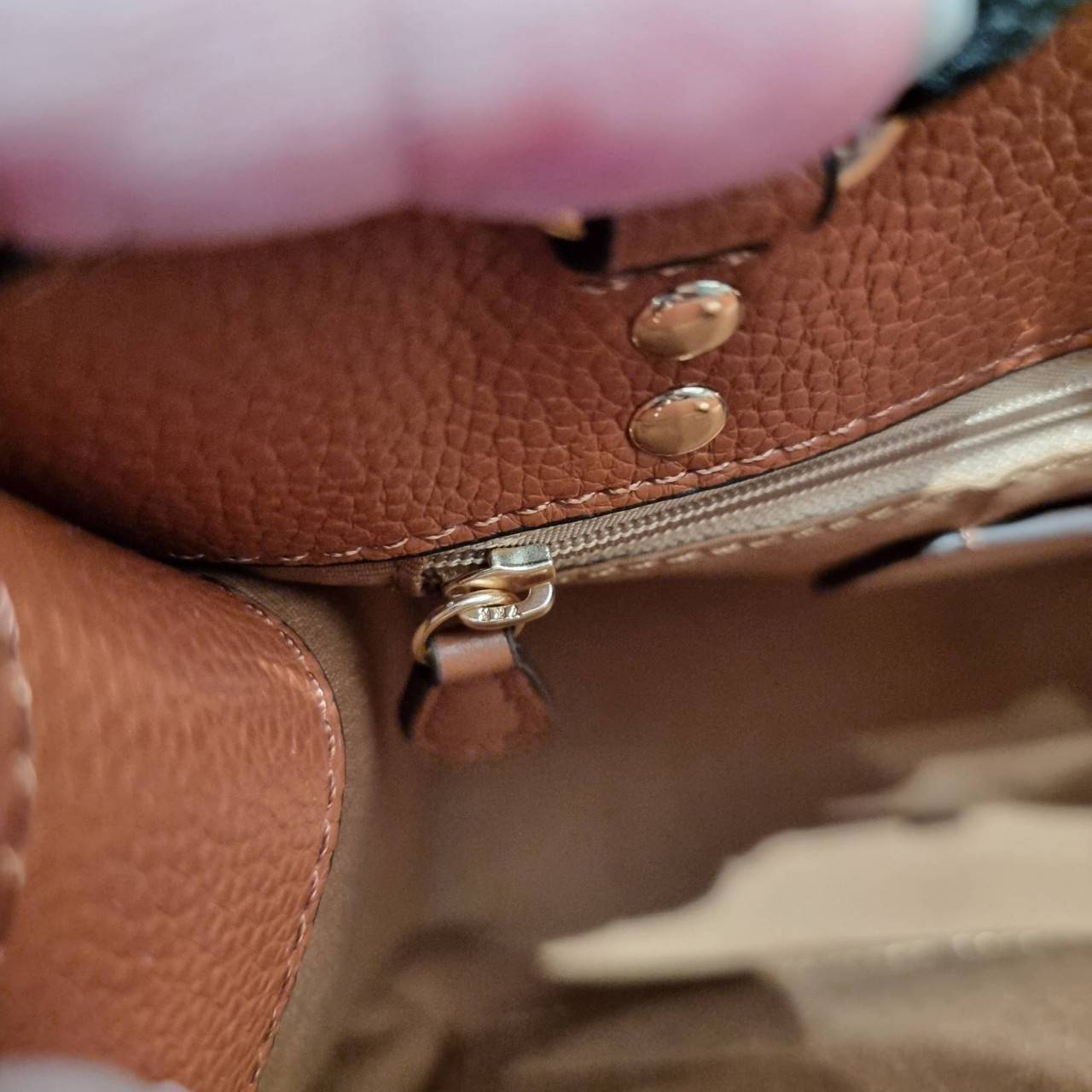 COACH C6918 DEMPSEY TOTE 22 IN SIGNATURE CANVAS WITH DISCO PATCHES คอลเลคชั่นคลาสสิค ที่มาพร้อมดีเทลใหม่ กระเป๋าทรงโท้ท ขนาดน่ารักน่าใช้มากๆ สาวๆถูกอกถูกใจกันนับไม่ถ้วน!! รอบนี้เพิ่มลูกเล่นที่สายสะพาย ดีไซน์กึ่งสปอร์ต ทำให้ใช้งานได้ไม่มีเบื่อ ฟังก์ชั่นการ