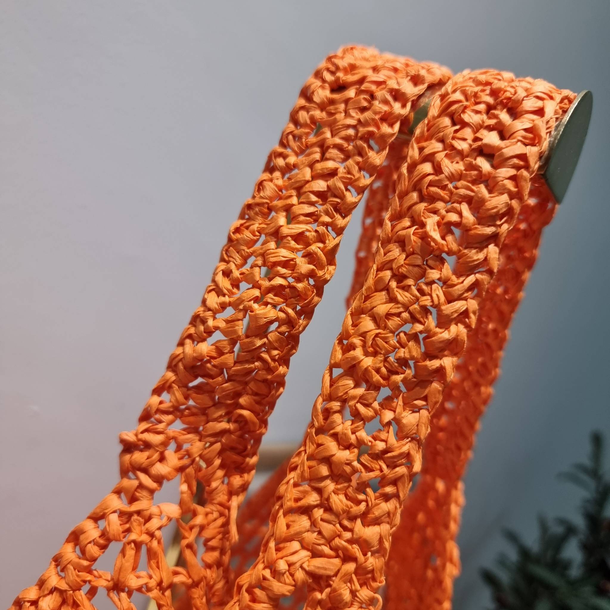 PRADA RAFFIA TOTE BAG สวยไม่ซ้ำใคร สไตล์บีช เหมาะมากกับการสะพายไปเที่ยวทะเล หรือจะใช้ในวันสบายๆก็ตอบโจทย์ กับกระเป๋าสะพายสานใบใหญ่ ตัวกระเป๋าเป็นวัสดุสังเคราห์จากธรรมชาติ สานทอเต็มใบออกมาเป็นลวดลายสวยงาม