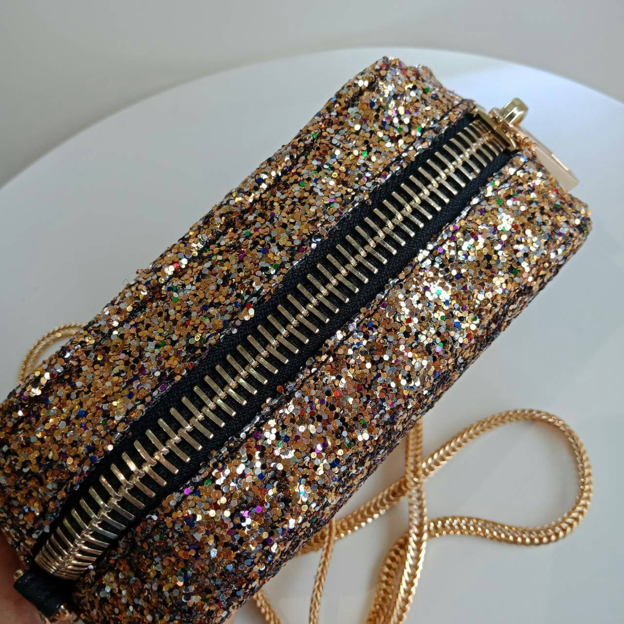 River Island glitter crossbody & cluth bag กระเป๋าทรงสวย ดีไซน์แจากแบรนด์ดัง River Island แบรนด์ดังจาก UK. โดดเด่นด้วยตัวกระเป๋า ประดับ glitter ทั้งใบ สวยโดดเด่น เปิดปิดกระเป๋าด้วยซิป ภายในกว้าง จุได้เยอะ ใส่โทรศัพท์ได้ทุกรุ่น + กระเป๋าสตางค์สั้น ใบนี้จะส