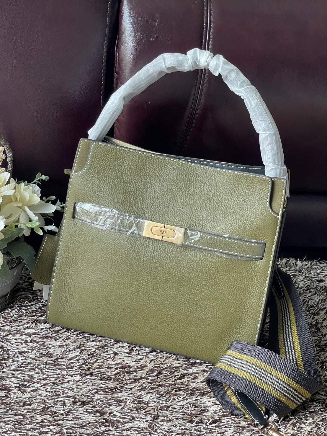 Tory burch lee radziwill pebbled small double bag กระเป๋า Lee Radziwill Double Bag สุดหรู ที่คำนึงถึงการเลเยอร์หนังและหนังกลับอย่างประณีตลงไปในงานดีไซน์ สามารถปรับปากกระเป๋าได้ 3 แบบตามต้องการ พร้อมนำเอาความเป็น American Luxury มาตีความใหม่ผ่านแง่มุมของคว